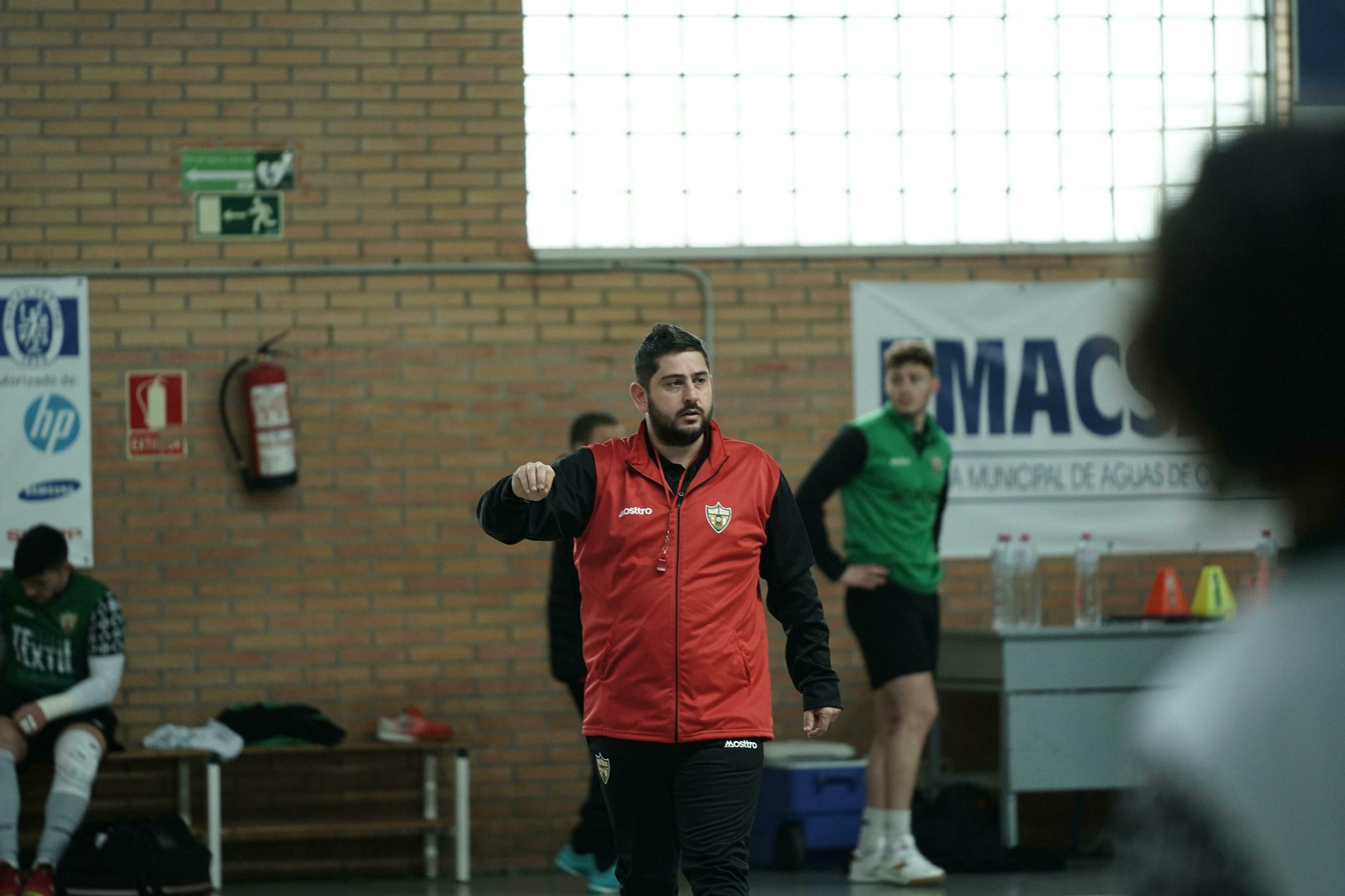 Josan González da instrucciones a sus jugadores durante un entrenamiento.