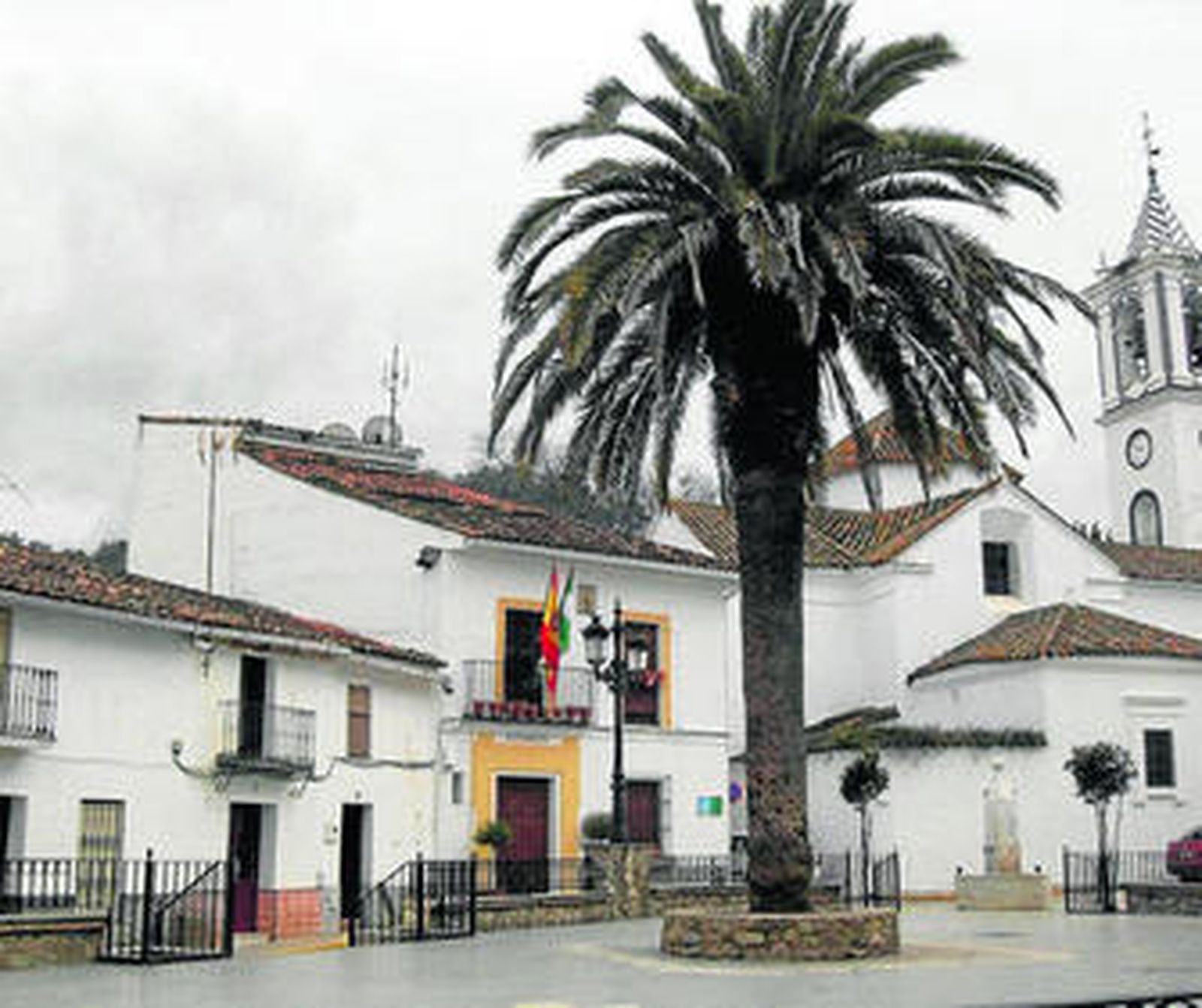 Plaza del ayuntamiento de Los Marines, en el corazón del municipio serrano.