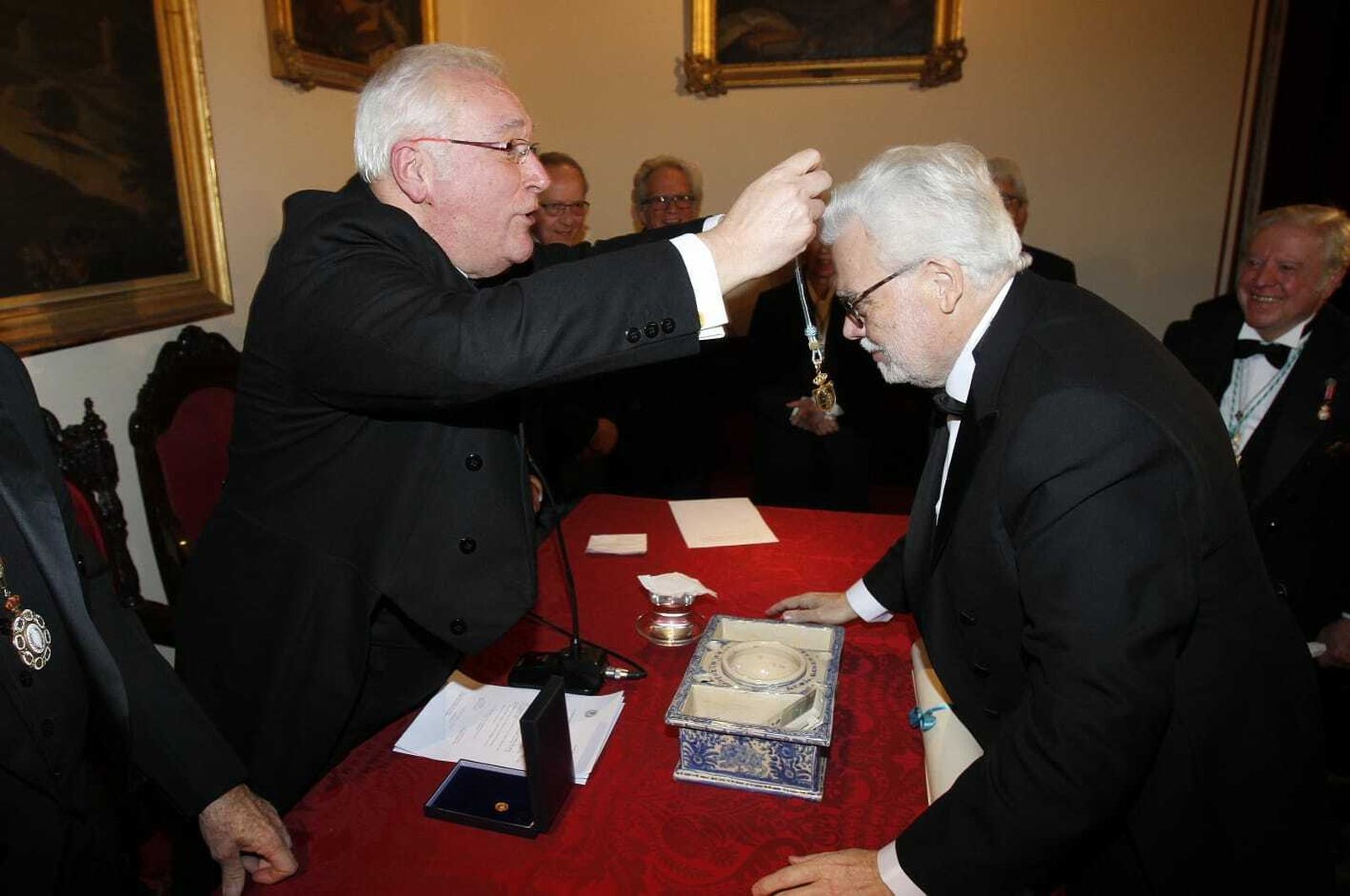Momento en el que Juan Ruesga Navarro recibe la medalla de la Academia de Bellas Artes Santa Isabel de Hungría.