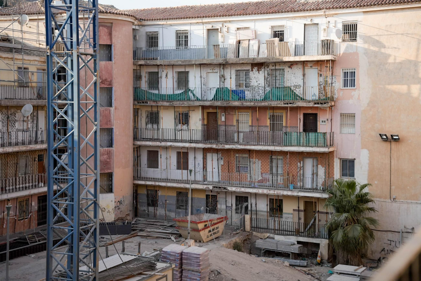 Las obras de rehabilitación en el edificio El Patio de Almería