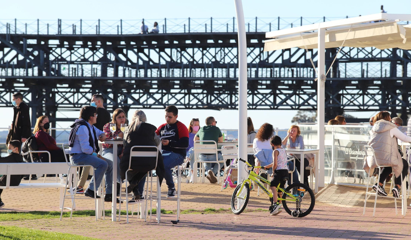 El buen tiempo del sábado llena de onubenses el Paseo de la Ría