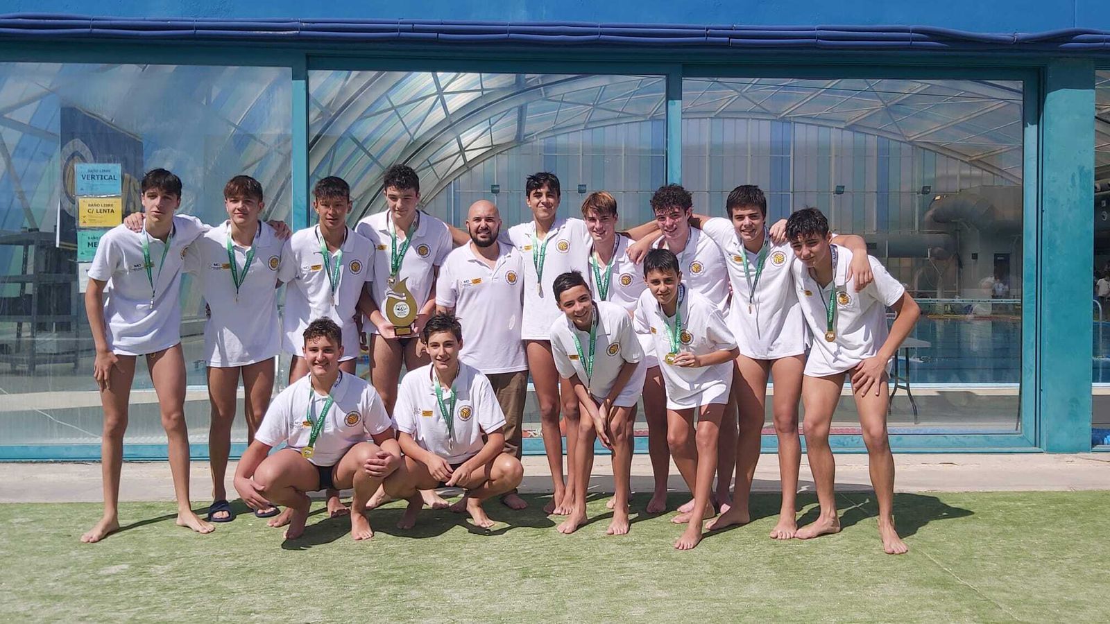 El equipo cadete del Waterpolo Sevilla celebrando el título liguero.