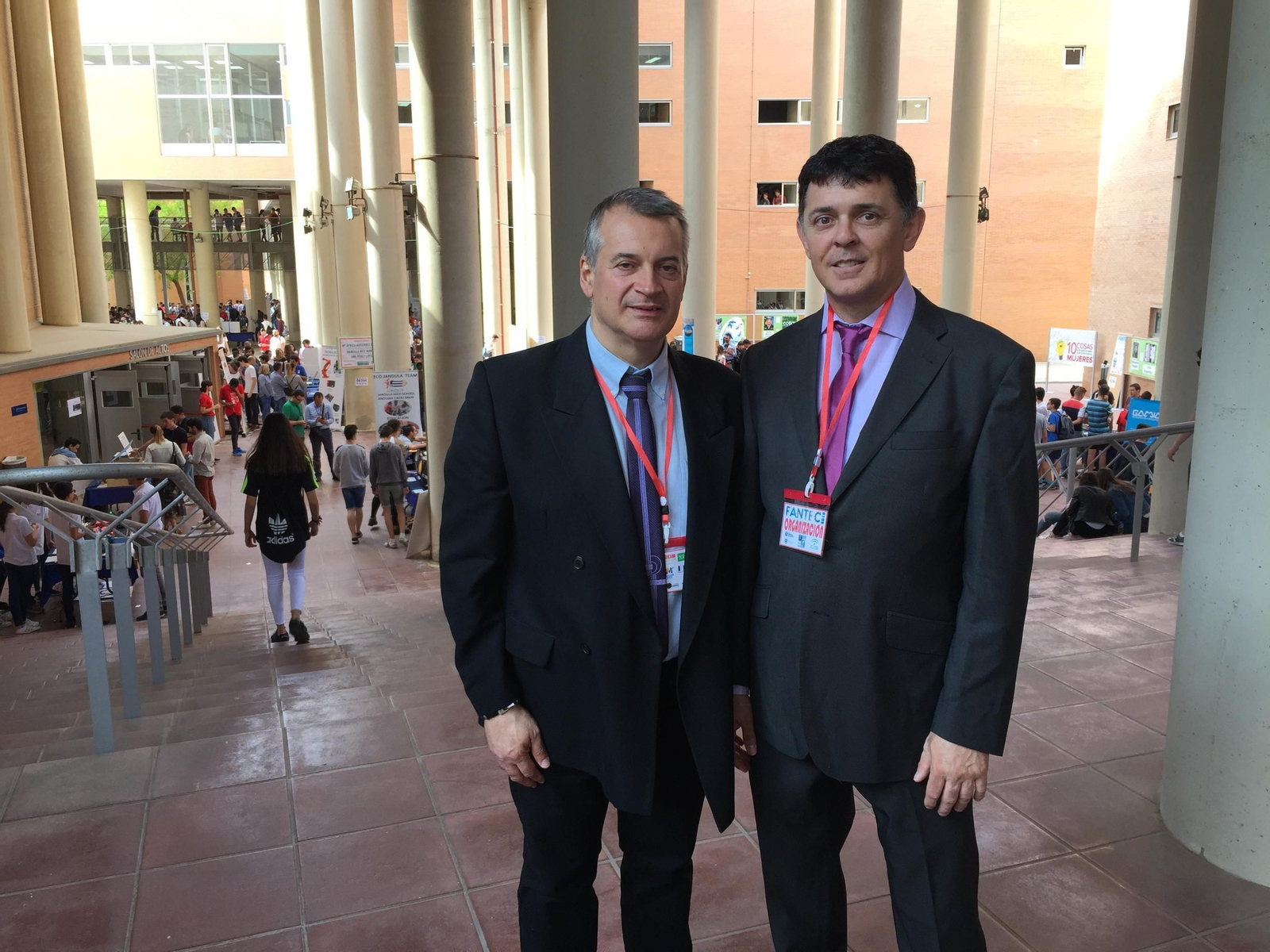 El expositor del Instituto Averroes de Córdoba con su proyecto sobre riego a goteo con sensor de humedad. El expositor del Instituto Averroes de Córdoba con su proyecto sobre riego a goteo con sensor de humedad.