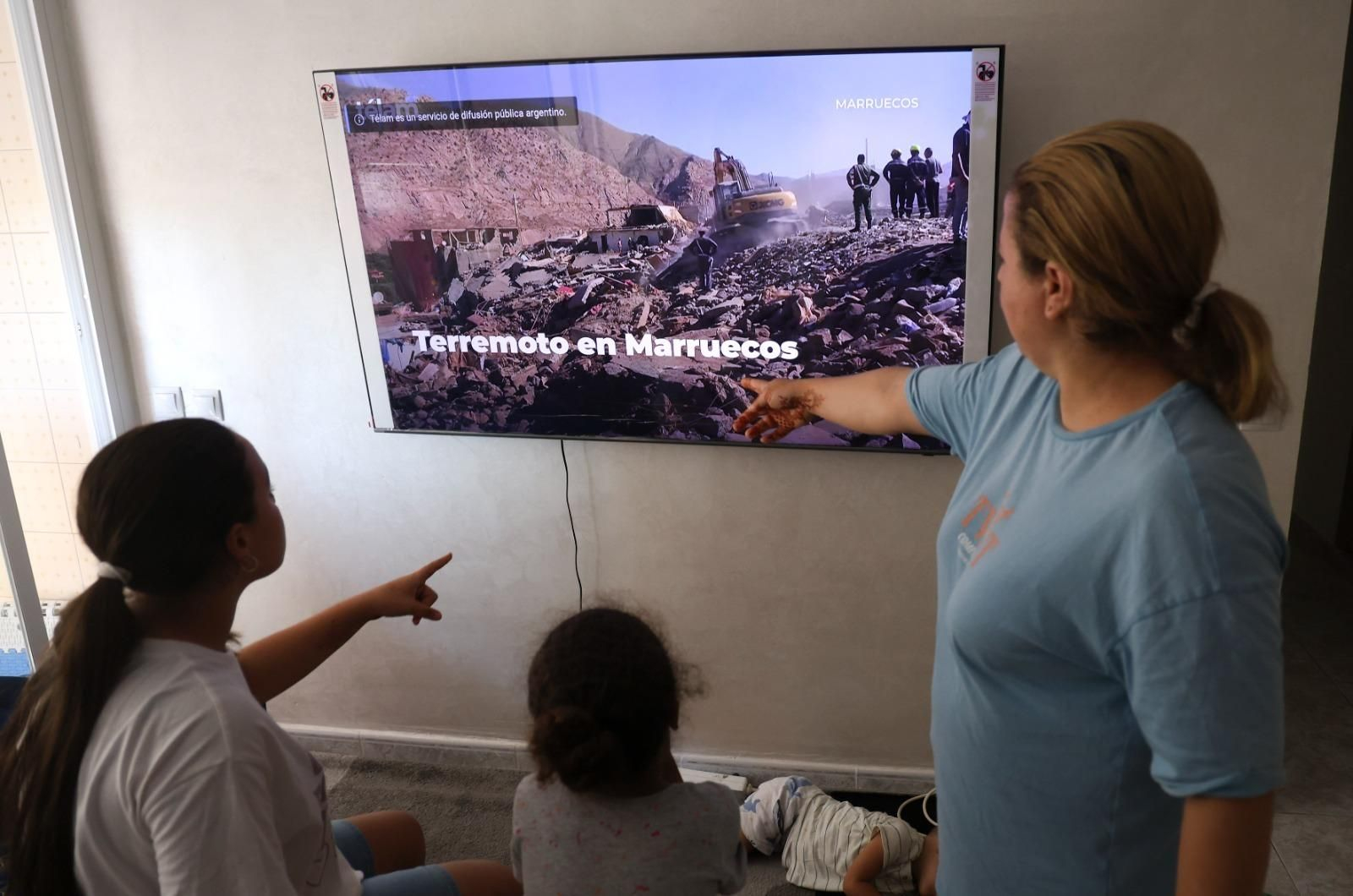 Fouzia, junto a sus hijos, en su piso de Málaga. Fouzia, junto a sus hijos, en su piso de Málaga.