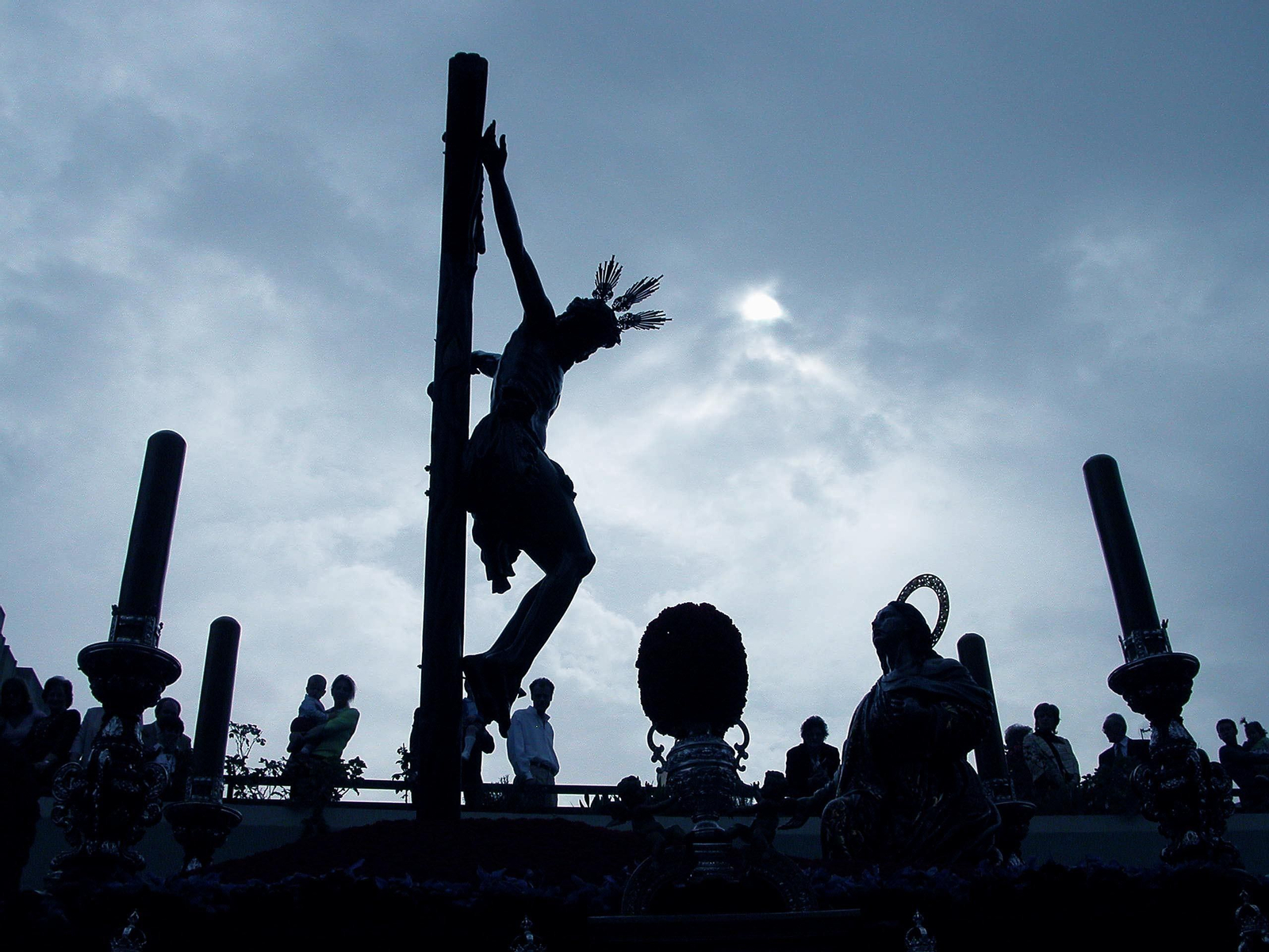 Contraluz del paso del Cristo de la Buena Muerte, titular de la Hermandad de la Hiniesta.