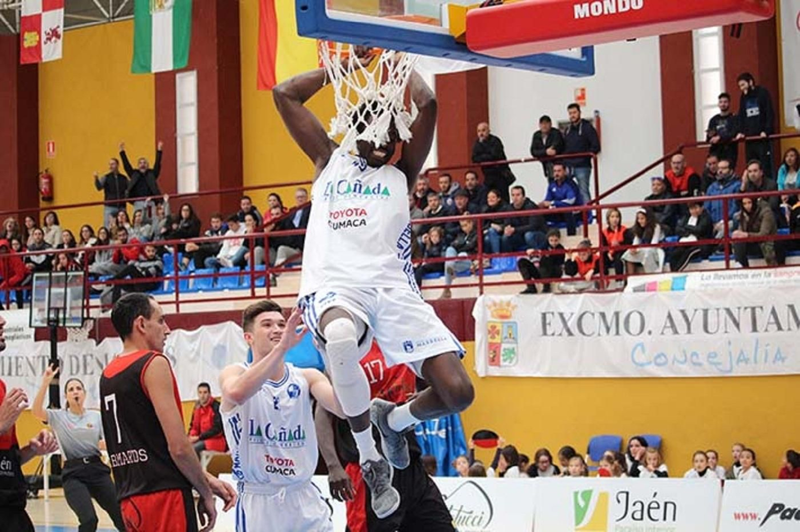 Bruno Diatta machaca la canasta ante el Martos.