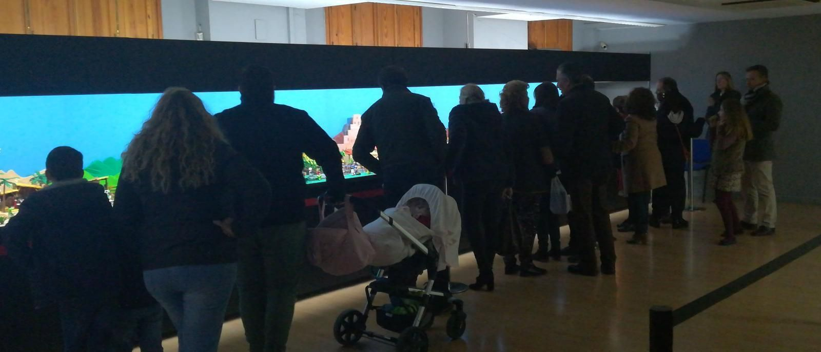 Visitantes a última hora de la tarde de ayer visitando el Belén de los clicks en el Diario.