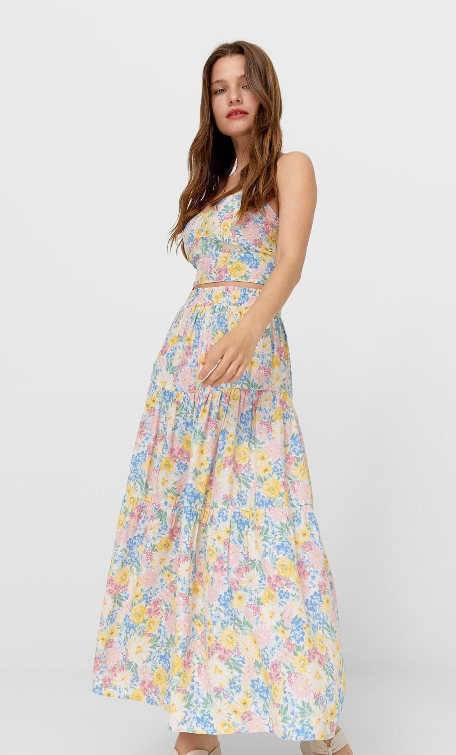 La falda larga de flores de Stradivarius.