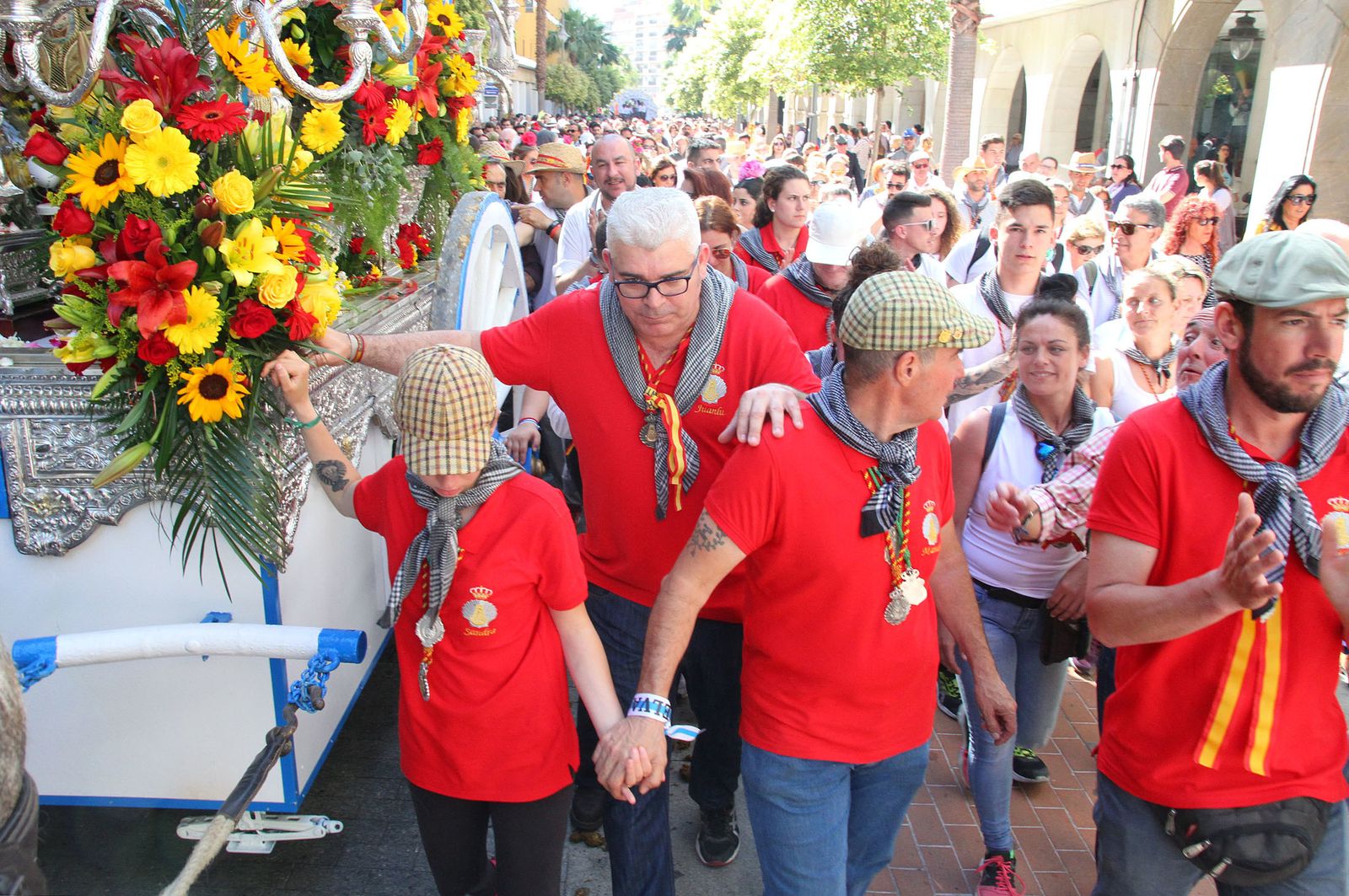 Imágenes de los caballistas, peregrinos a pie y carros de la Hdad de Emigrantes