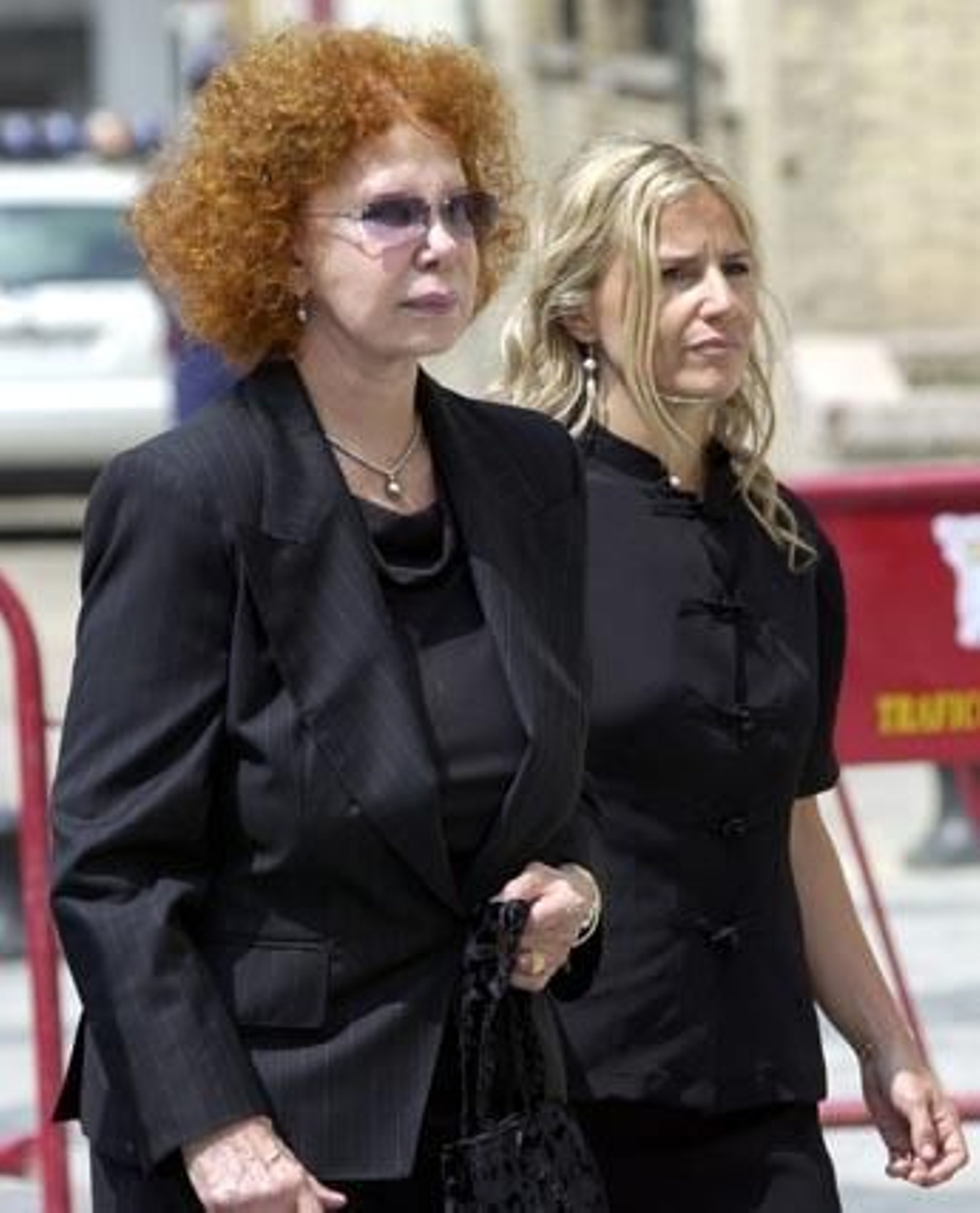 Cayetana y su hija Eugenia durante el funeral celebrado en la Iglesia de los Gitanos por el fallecimiento de Jesús Aguirre.