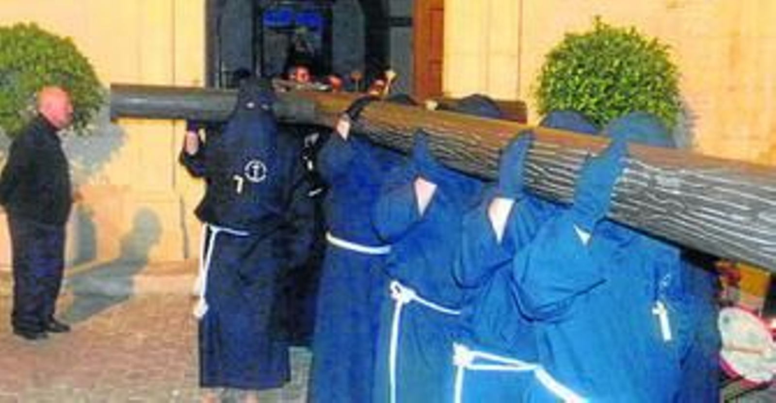 Los cofrades de la joven hermandad realizan el Vía Crucis.