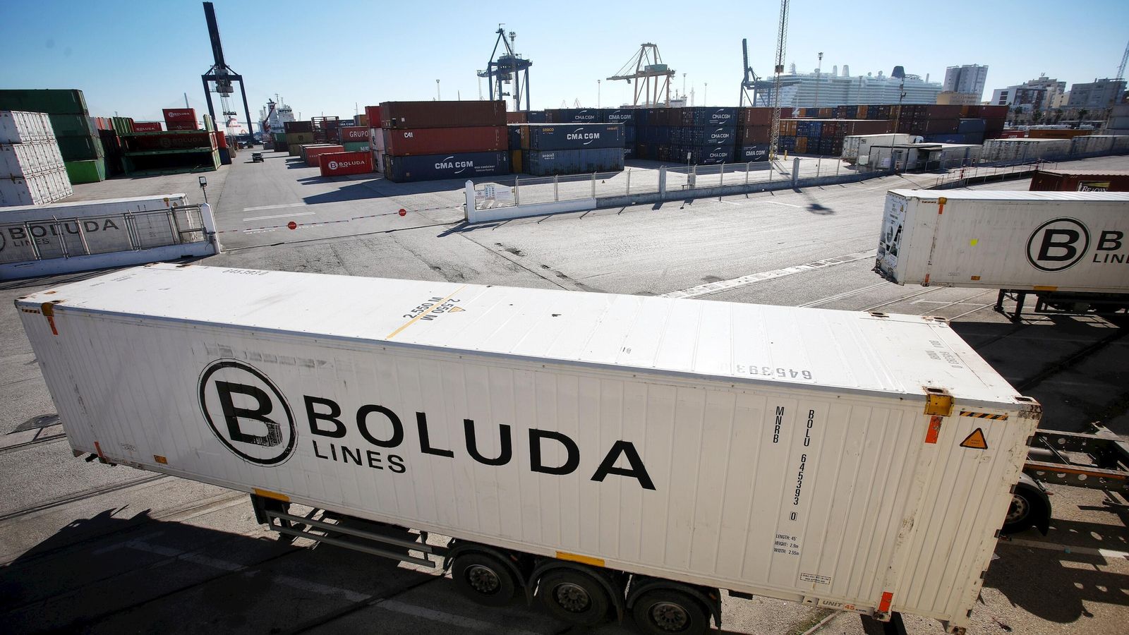 Varios contenedores de Boluda, en la terminal Reina Sofía del puerto de Cádiz
