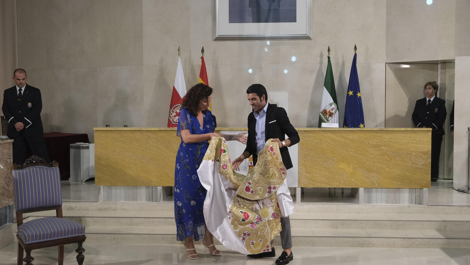 Imágenes de la entrega del capote de paseo de la feria taurina 2021 en honor a la Virgen del Mar, al torero Emilio de Justo