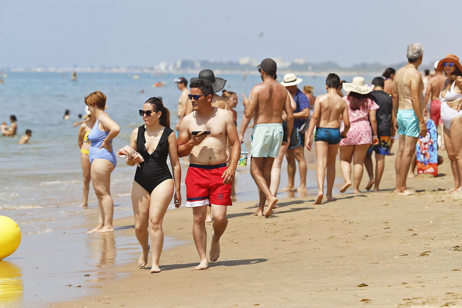 Imágenes del ambiente en las playas de Huelva en el 1 de julio