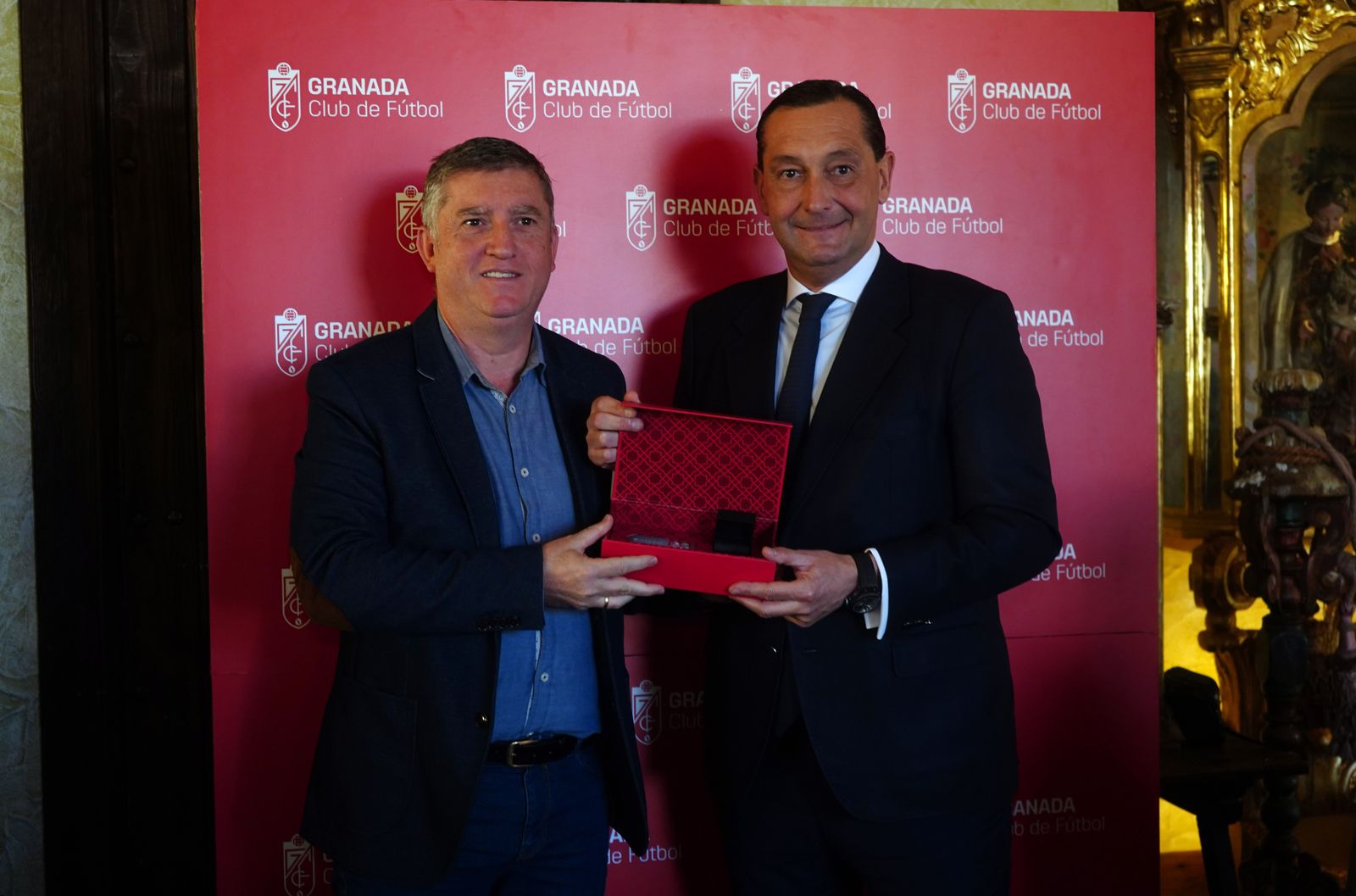 Las mejores imágenes del acto a los abonados del Granada CF con 25 y 50 años de antigüedad