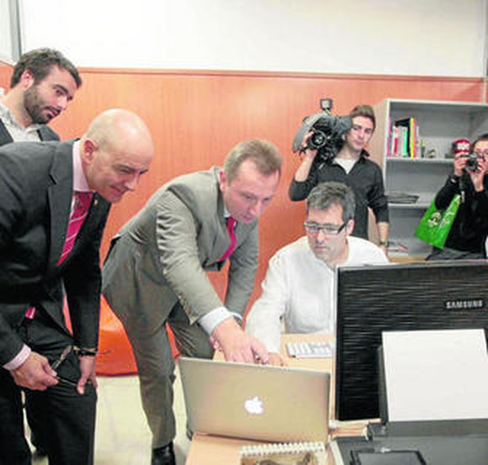 Manuel Recio y Diego Martínez Cano visitaron los despachos del Vivero de Empresas de la Cámara.