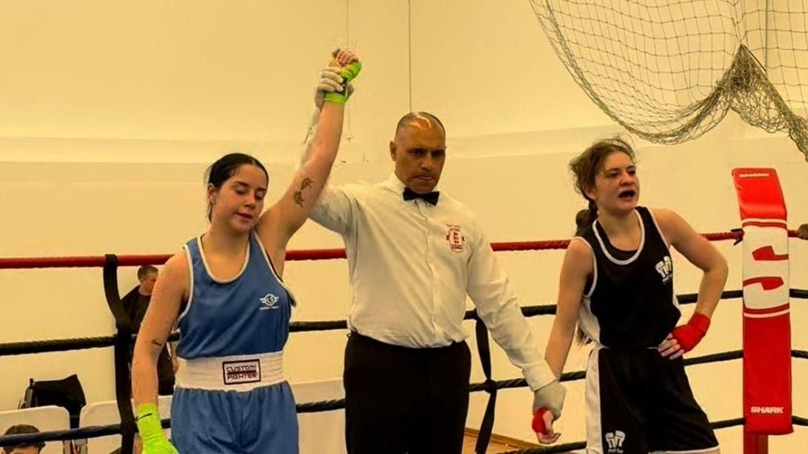María Rull, a la izquierda, tras finalizar uno de los combates.