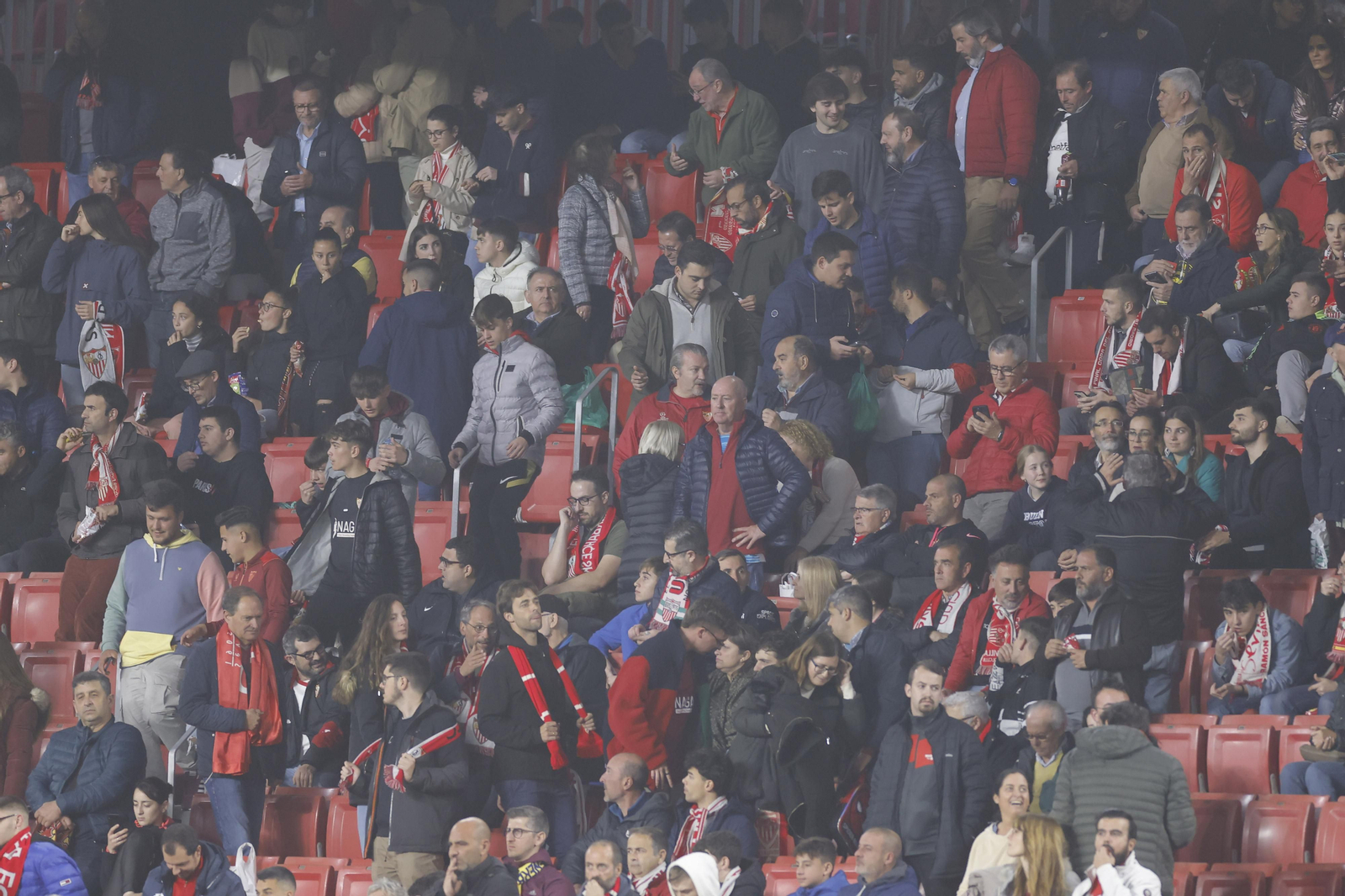 Búscate en las fotos del Sevilla-Fenerbahçe,