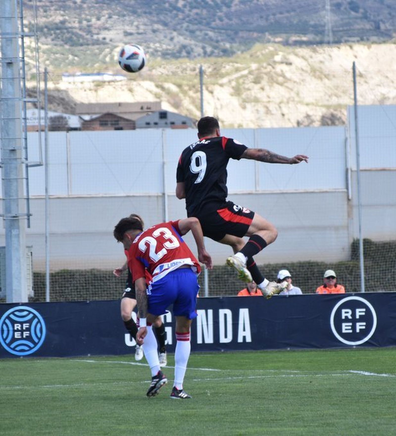 El delantero del Sevilla Isaac remata ante un rival.