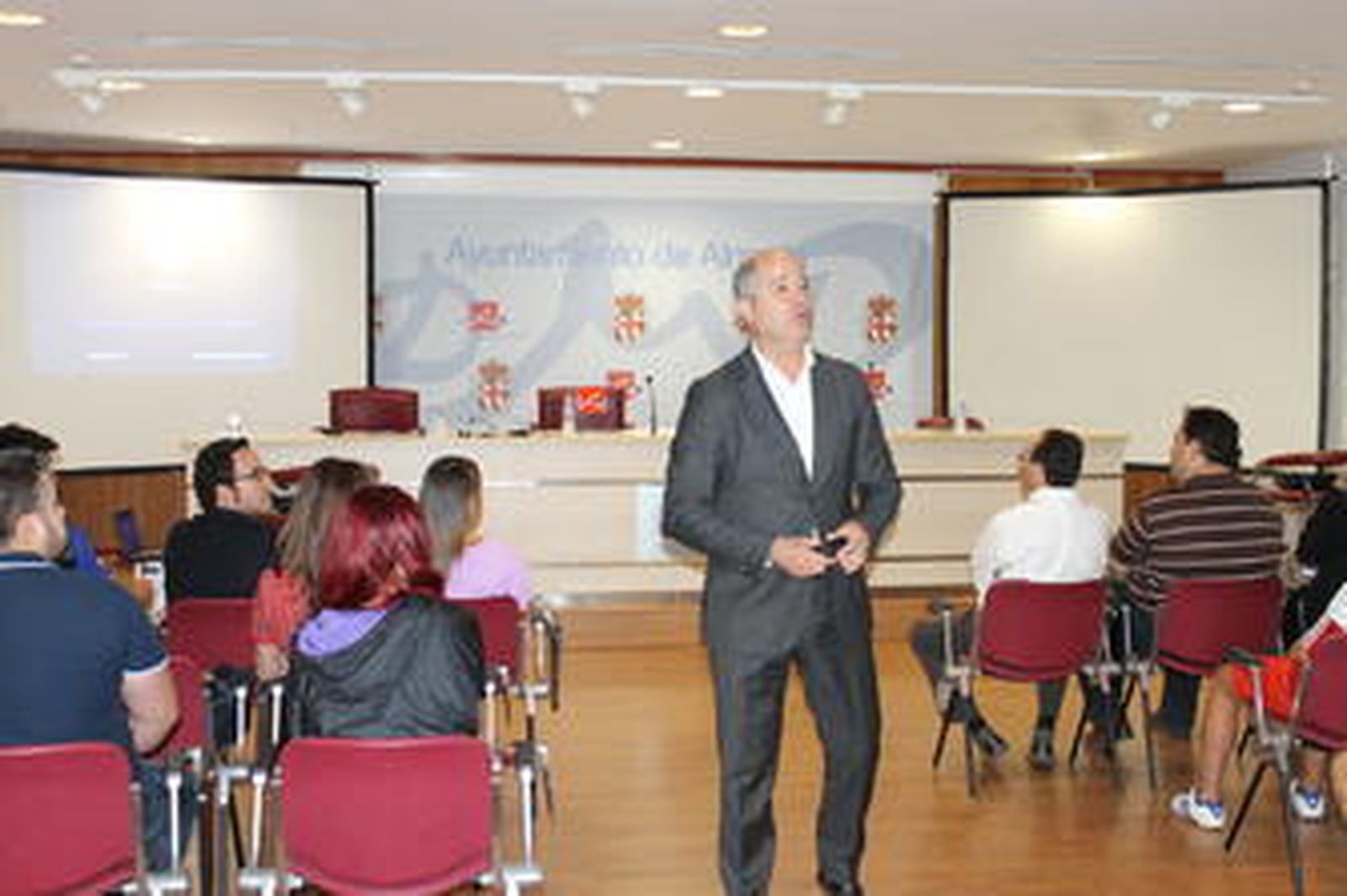 Javier Imbroda imparte una conferencia sobre deporte y educación
