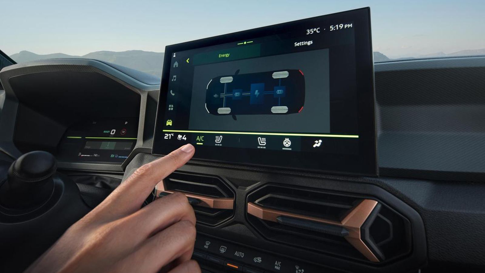 El funcionamiento de la tracción total de esta versión hybrid-G 150 4x4 está a la vista de los ocupantes en la pantalla central de 10,1".