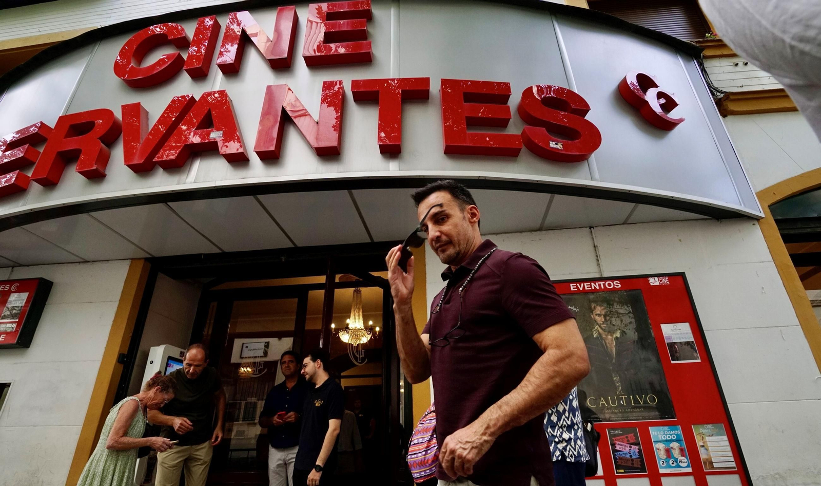 Alejandro Amenábar, en el exterior del Cine Cervantes de Sevilla.