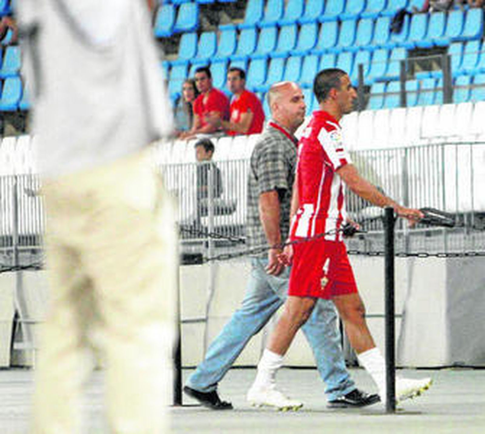 Pellerano se marcha al túnel de vestuarios tras ser expulsado por Arias López.