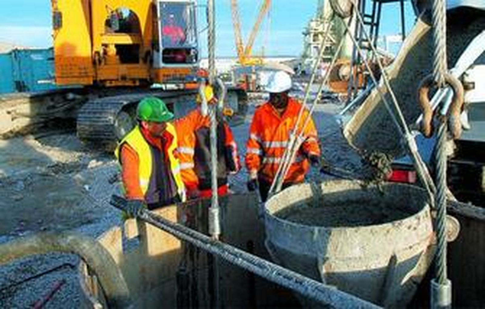 Operarios trabjando en uno de los pilares del segundo puente.