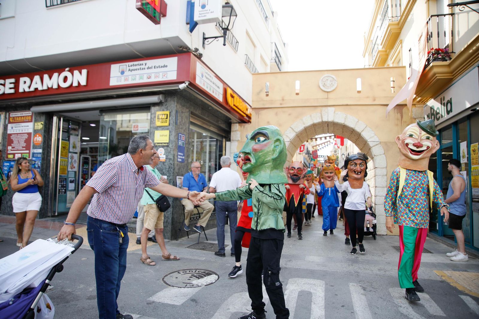 Desfile de Gigantes y Cabezudos de Vera, en imágenes