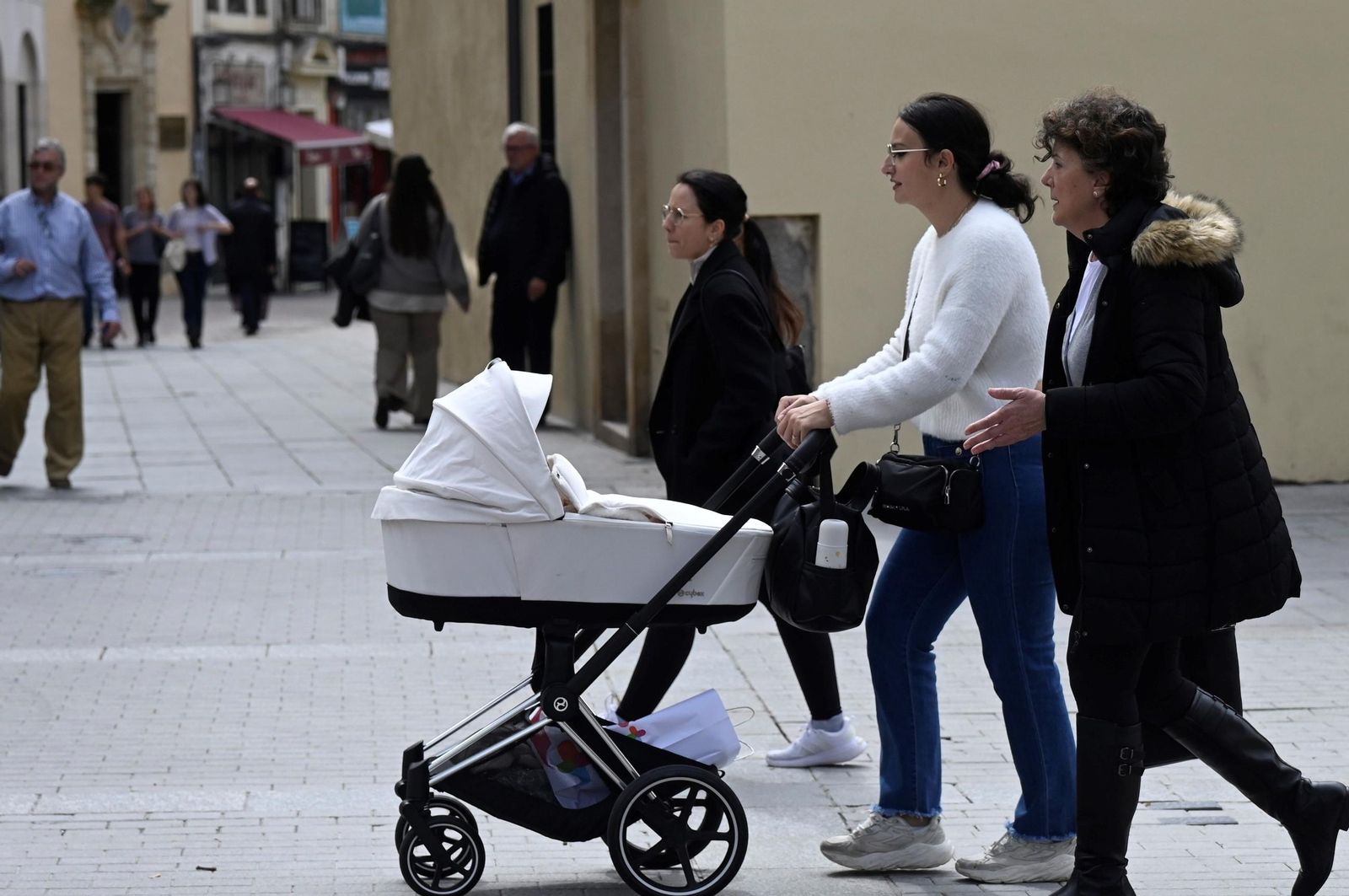 Los cordobeses aprovechan la tregua entre tormentas para salir a la calle, en imágenes
