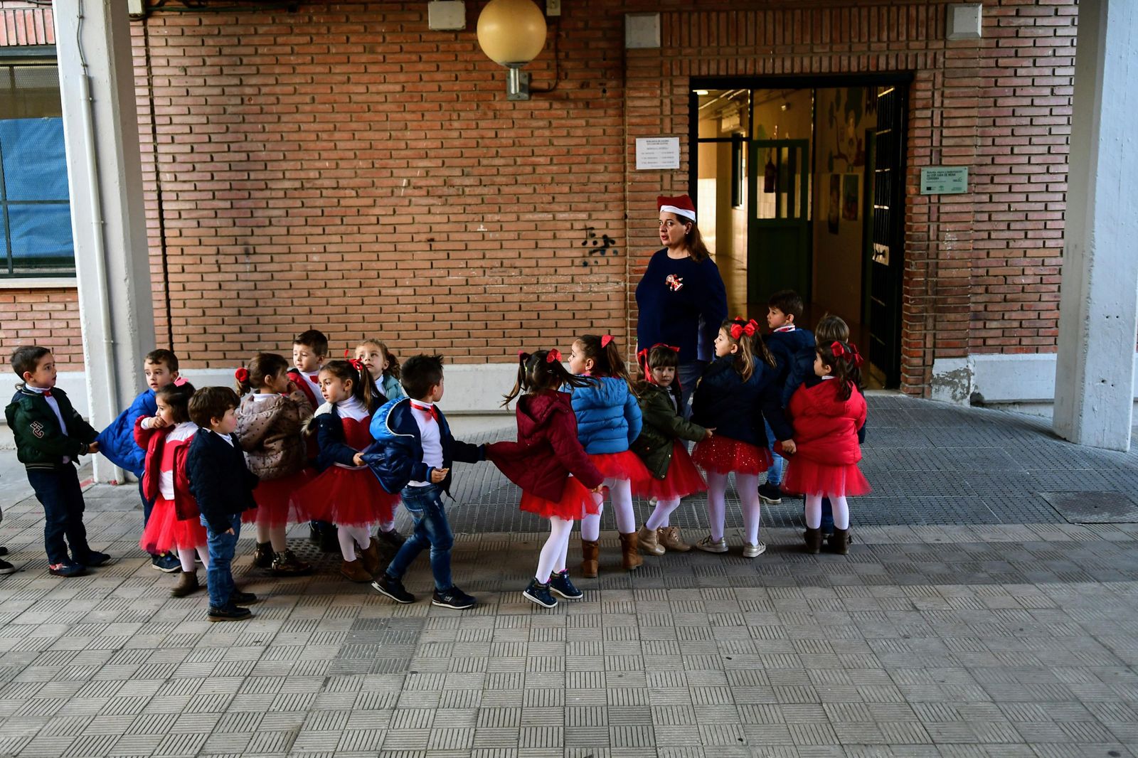 Alumnos del colegio Juan de Mena acceden al centro antes de su representación