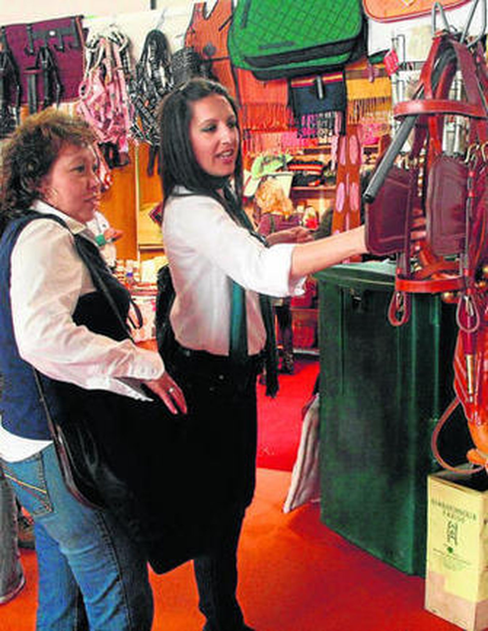 Dos mujeres miran los artículos de un expositor en la edición anterior.