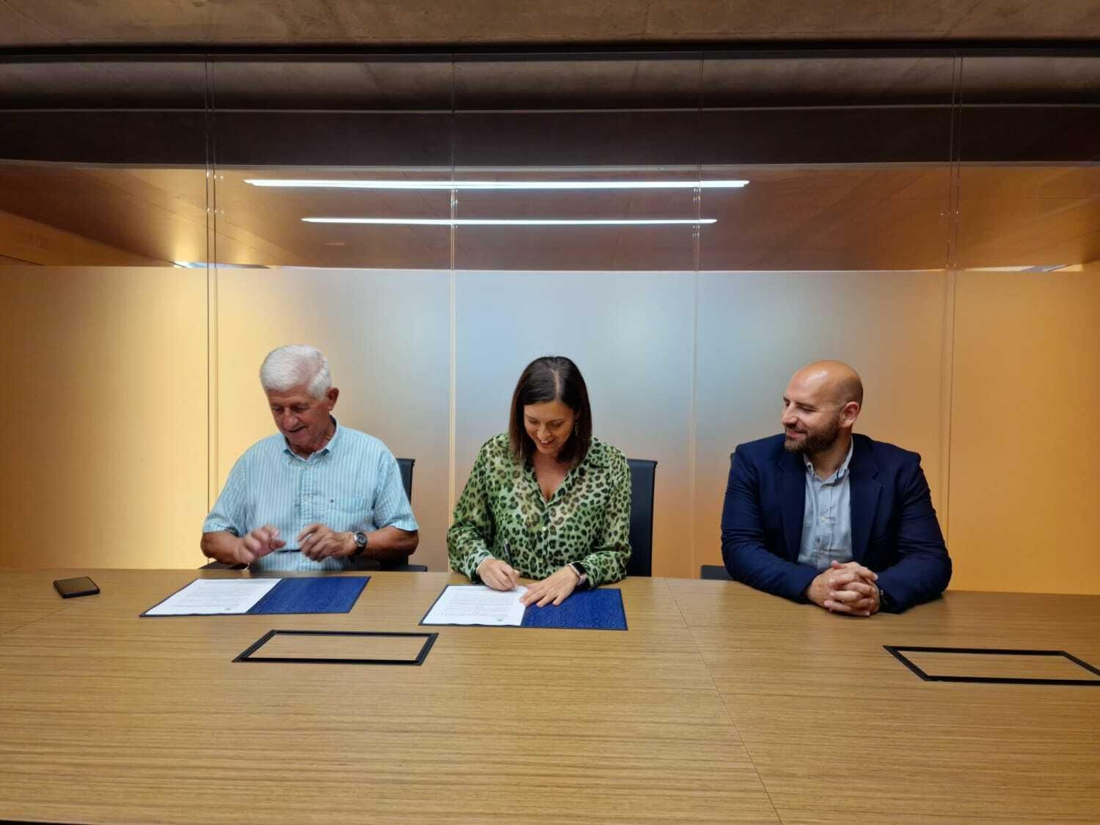 Antonio Romero (i.) y Patricia Cavada firman el convenio, junto a Miguel Ángel Fernández.