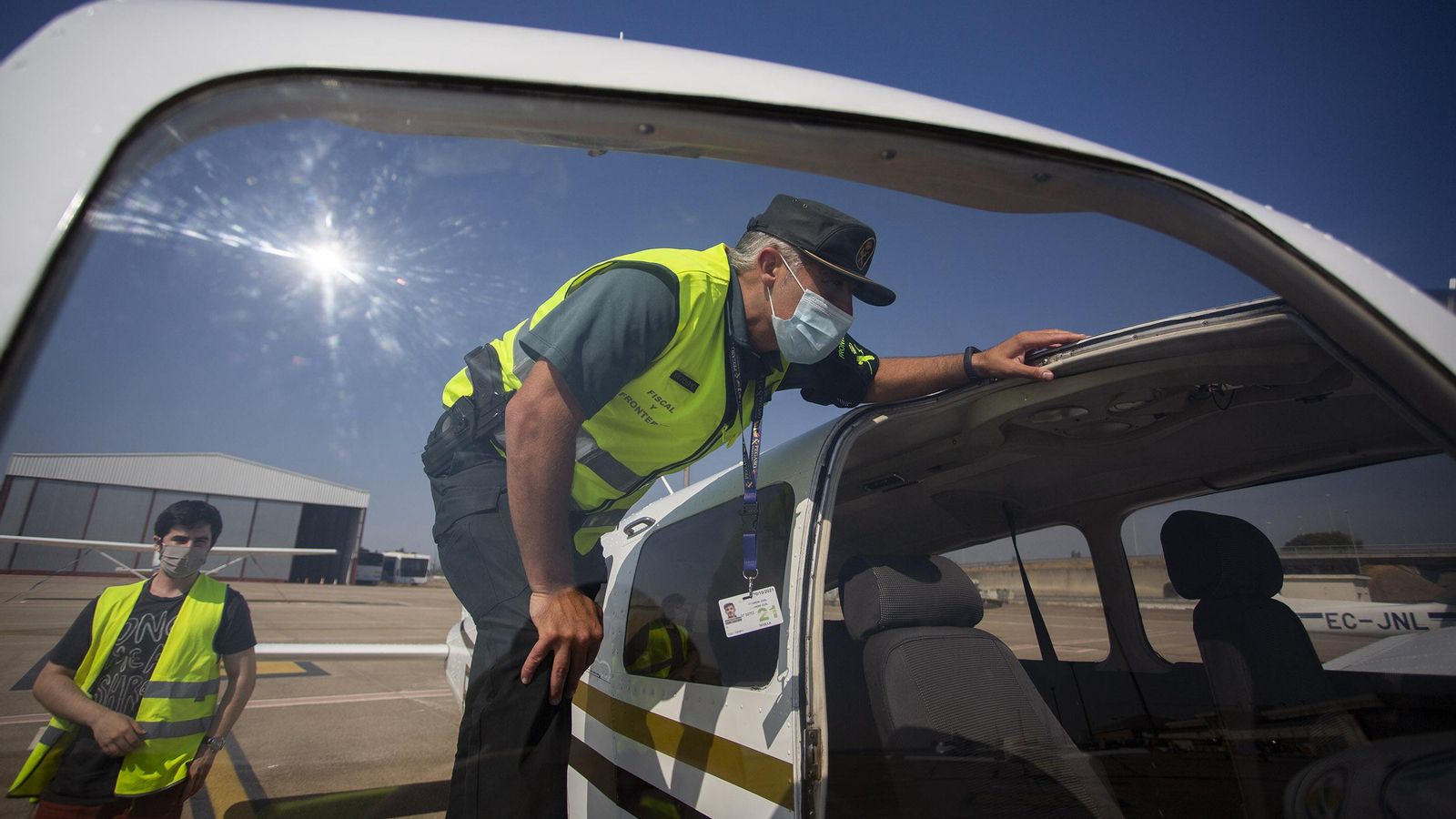 Un agente comprueba un aparato en el aeropuerto.