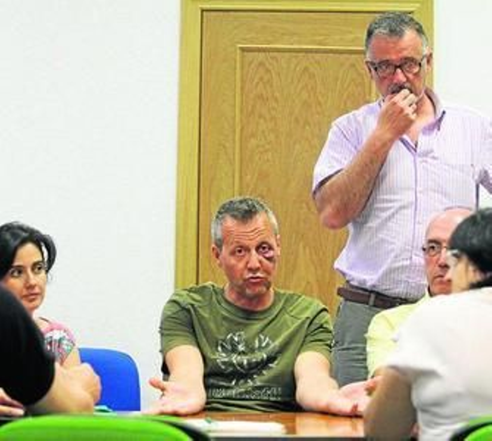 Antonio Luna, en el centro, ayer con miembros dela Junta de Personal Docente no universitaria.