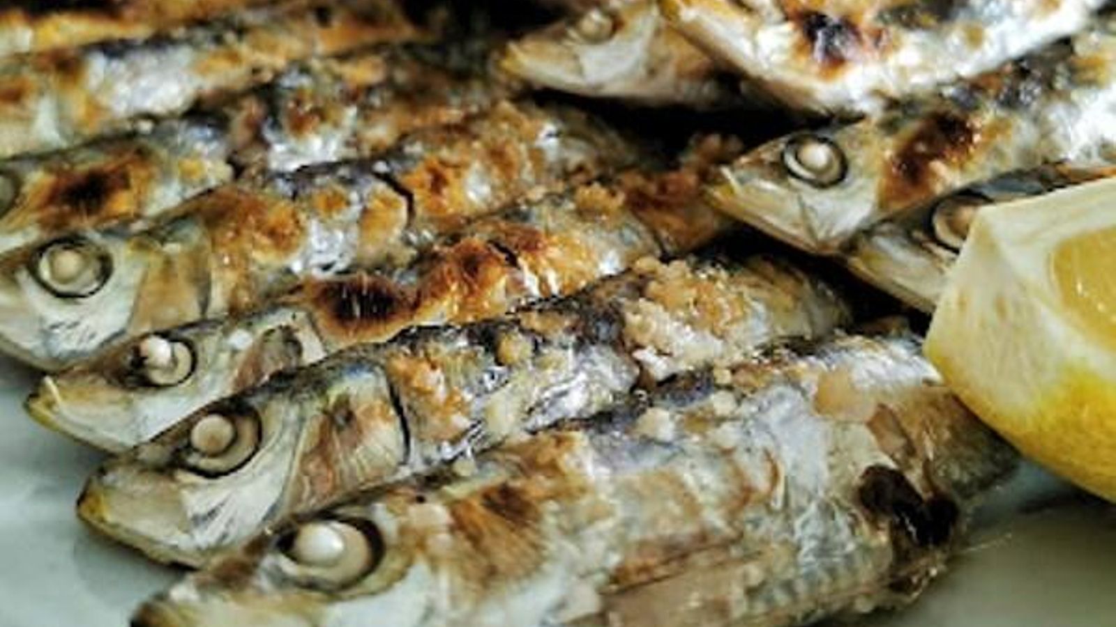 Unos espetos listos para comer.