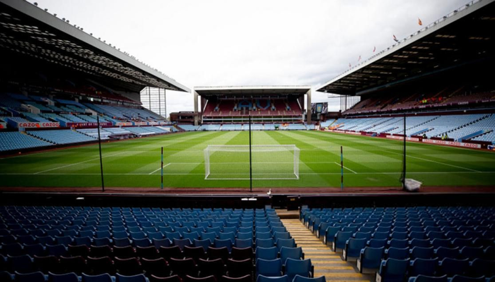 Imagen desde uno de los goles del estadio Villa Park, uno de los clásicos recintos de Inglaterra.