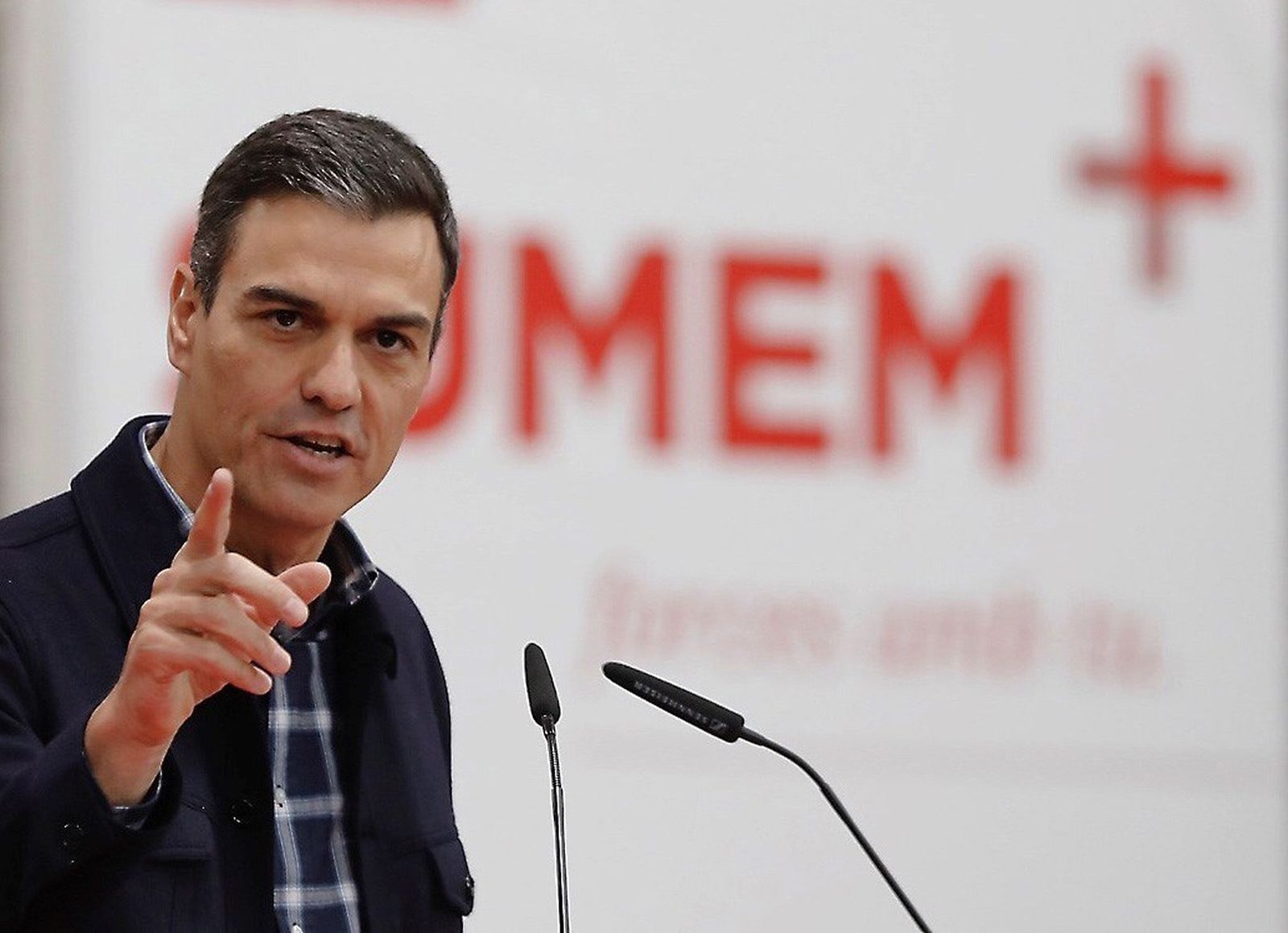 Pedro Sánchez se dirige a los simpatizantes socialistas en un acto en Valencia.