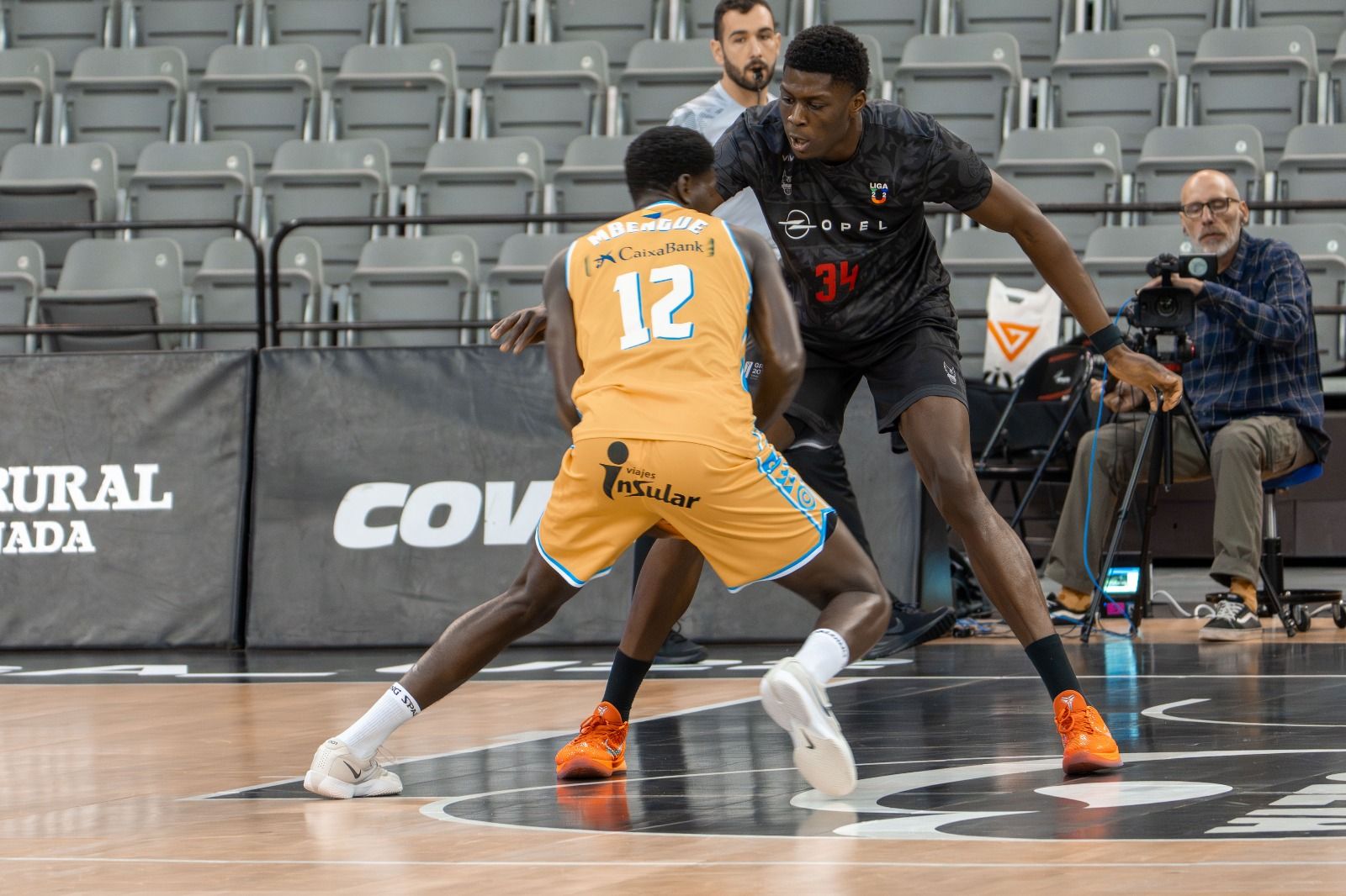 Acción de un partido jugado por el U22 granadino en el Palacio