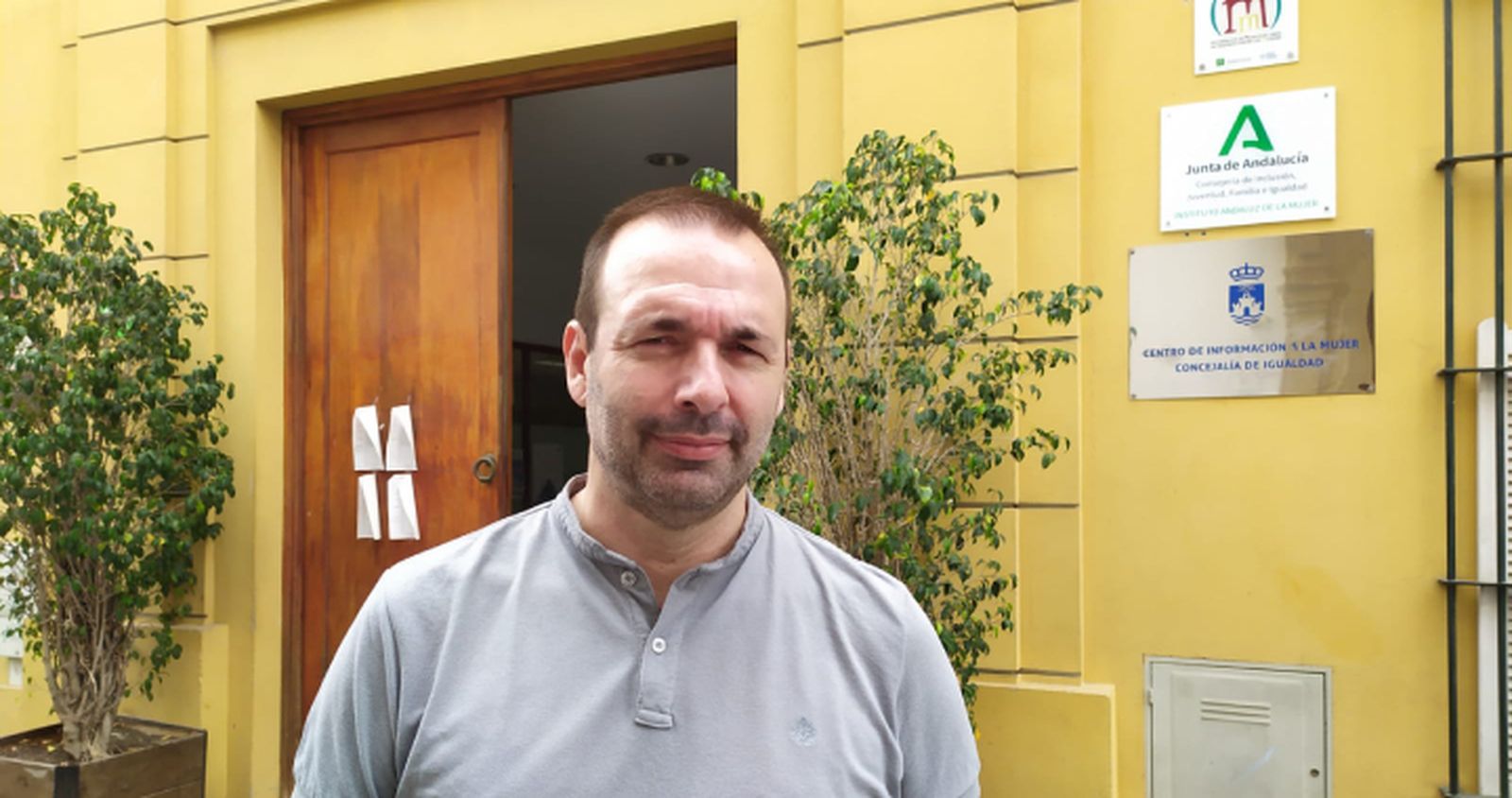 El concejal Francisco Belaustegui (Unión Portuense), en la puerta del edificio del área de Servicios Sociales.