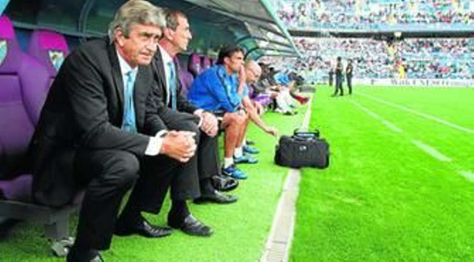Manuel Pellegrini, junto con su segundo Rubén Cousillas, contempla lo que sucede en el campo.