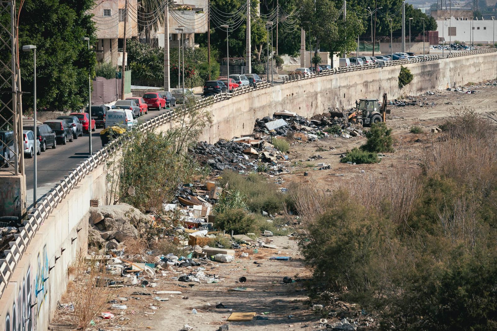 Se han empleado medios mecánicos para retirar los residuos acumulados en el cauce