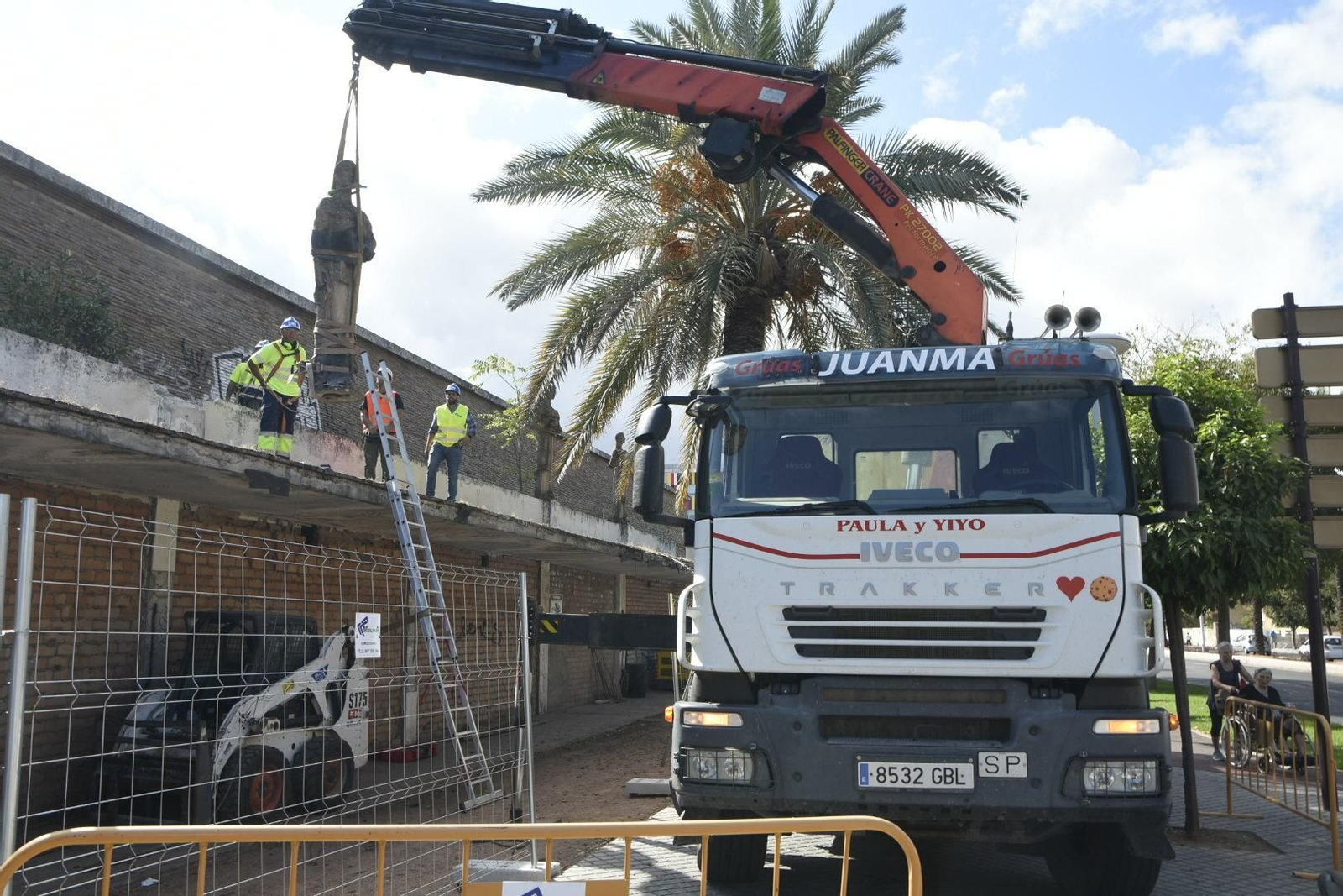 Técnicos retiran la primera estatua.