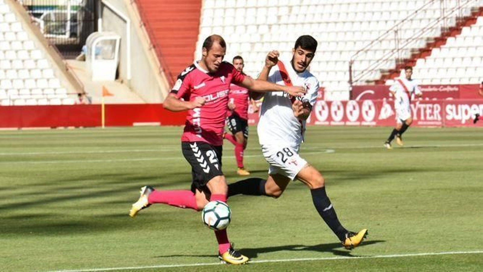 Berrocal encima a Zozulya en el Sevilla Atlético-Albacete.