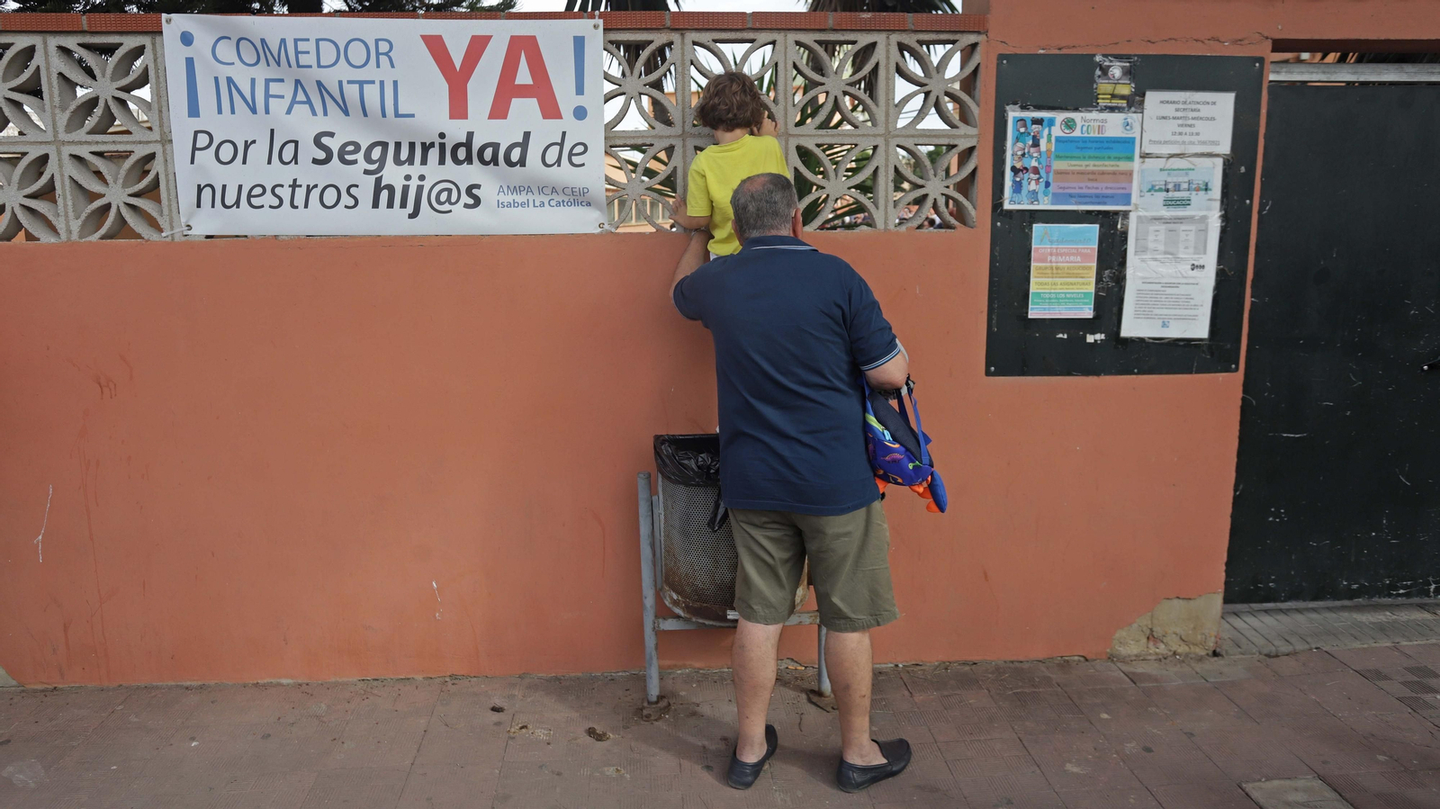 Fotos de las protestas de padres y alumnos del CEIP Isabel la Católica en La Línea