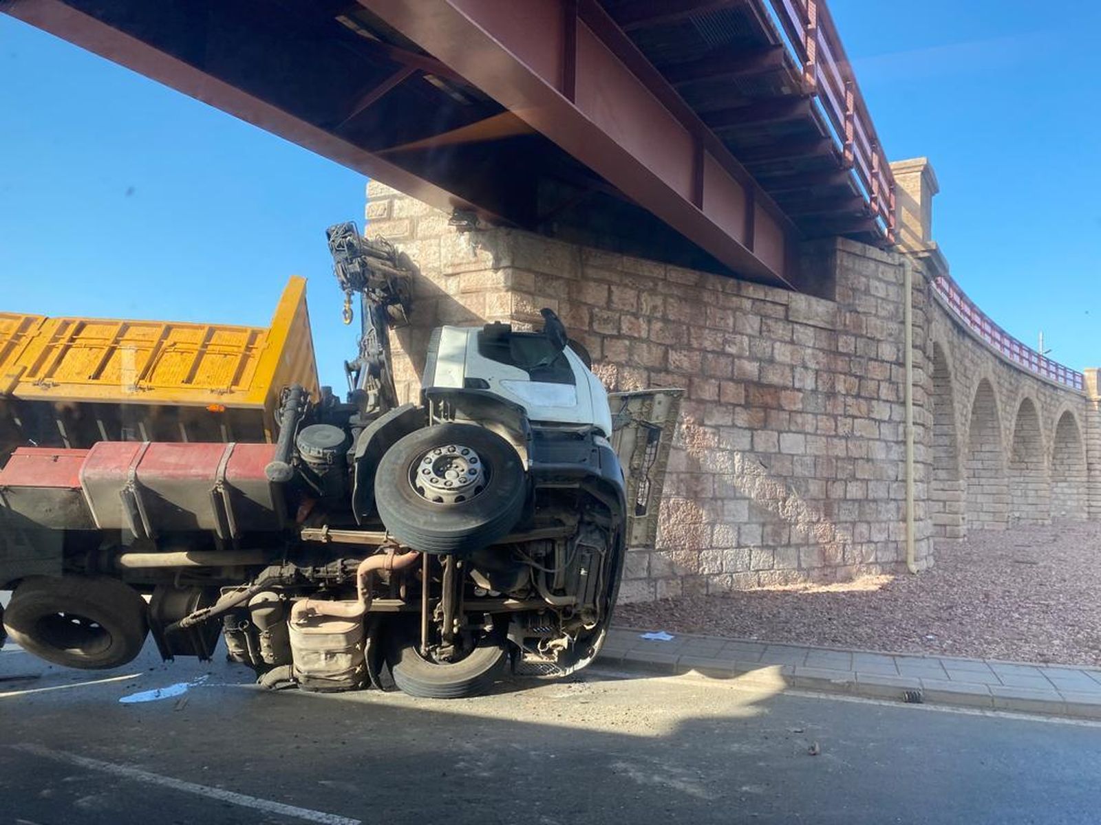 Un camión impacta directamente contra el Cable Inglés de Almería