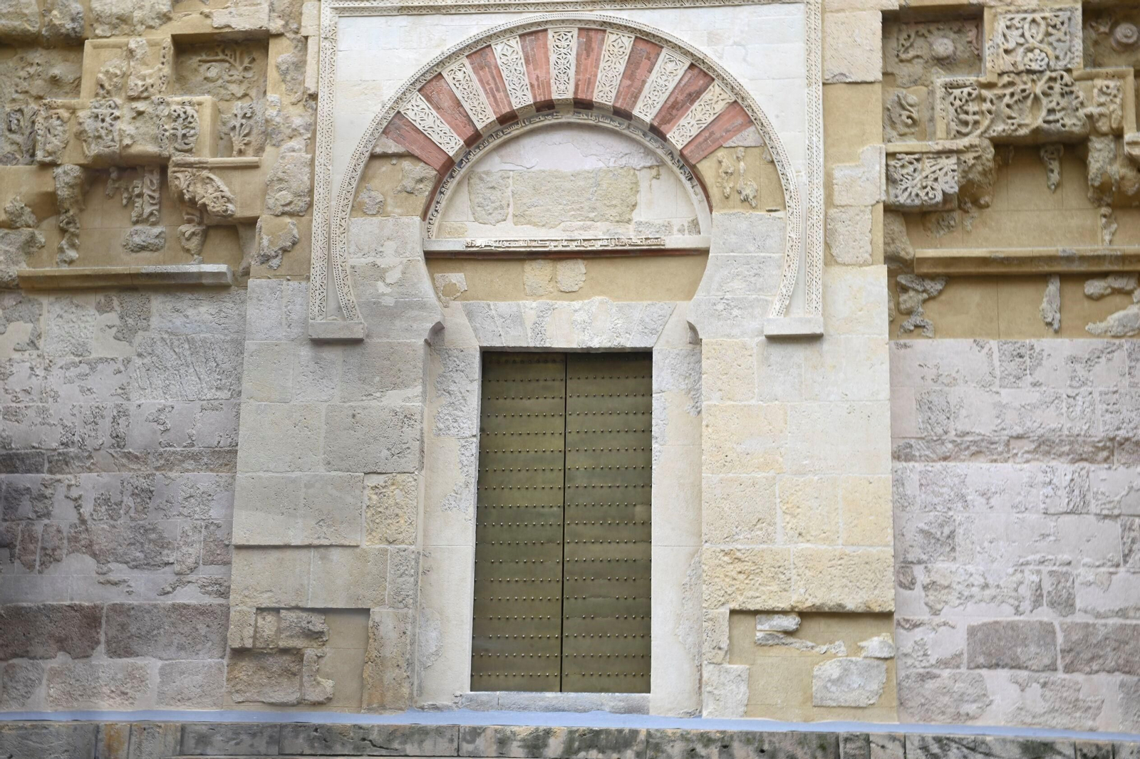 La recién restaurada puerta de San Sebastián de la Mezquita-Catedral, en imágenes