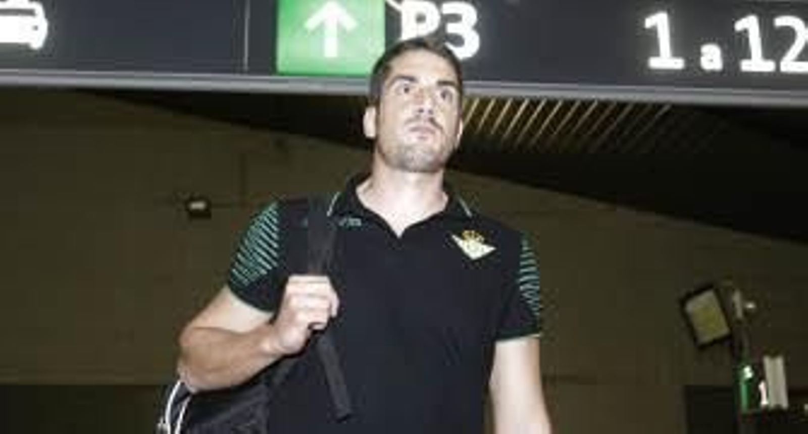 Julio Velázquez, con los ojos bien abiertos y sin compañía alguna, abandona en la medianoche del domingo la estación de Santa Justa. / Juan Carlos Muñoz