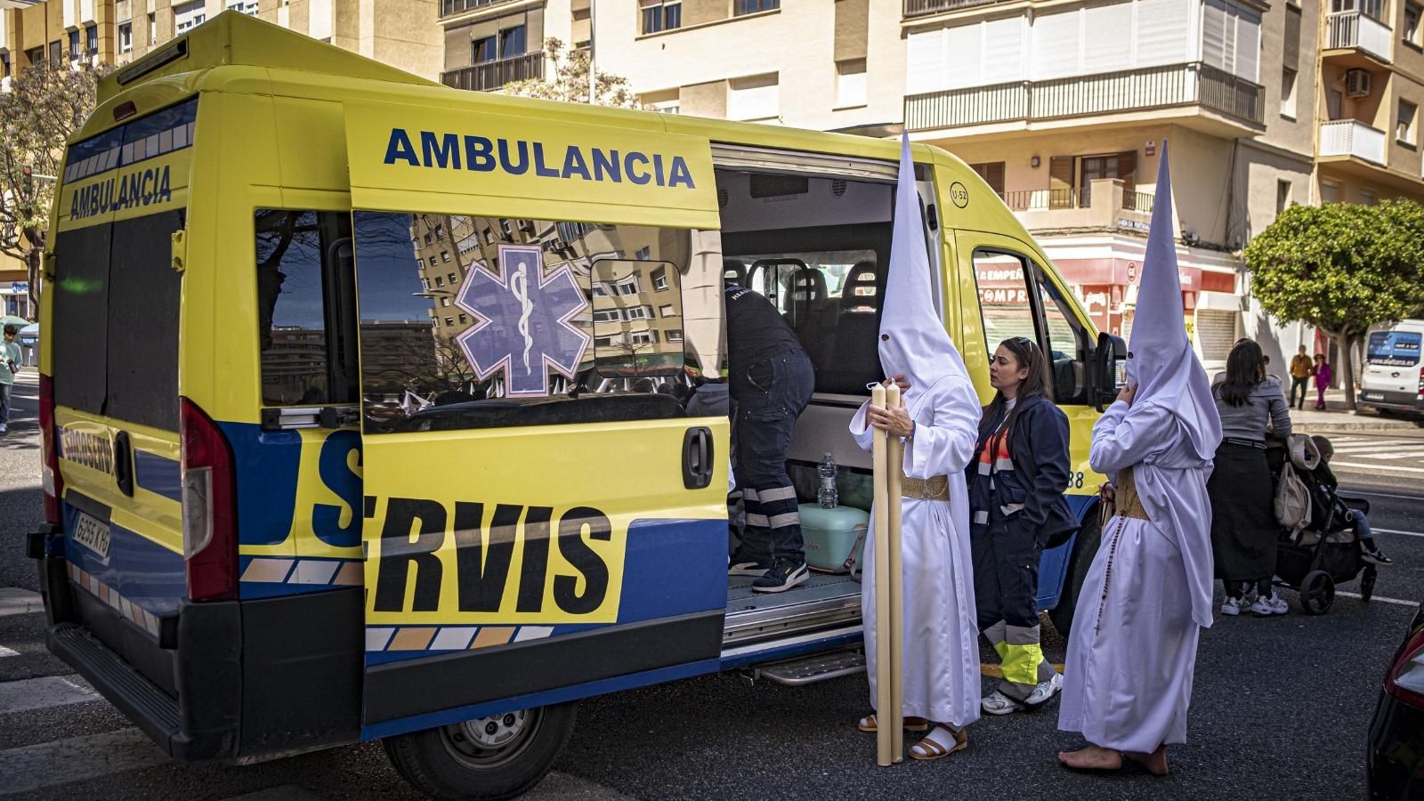 Un nazareno del Despojado es atendido en una ambulancia por un golpe de calor en la Avenida.