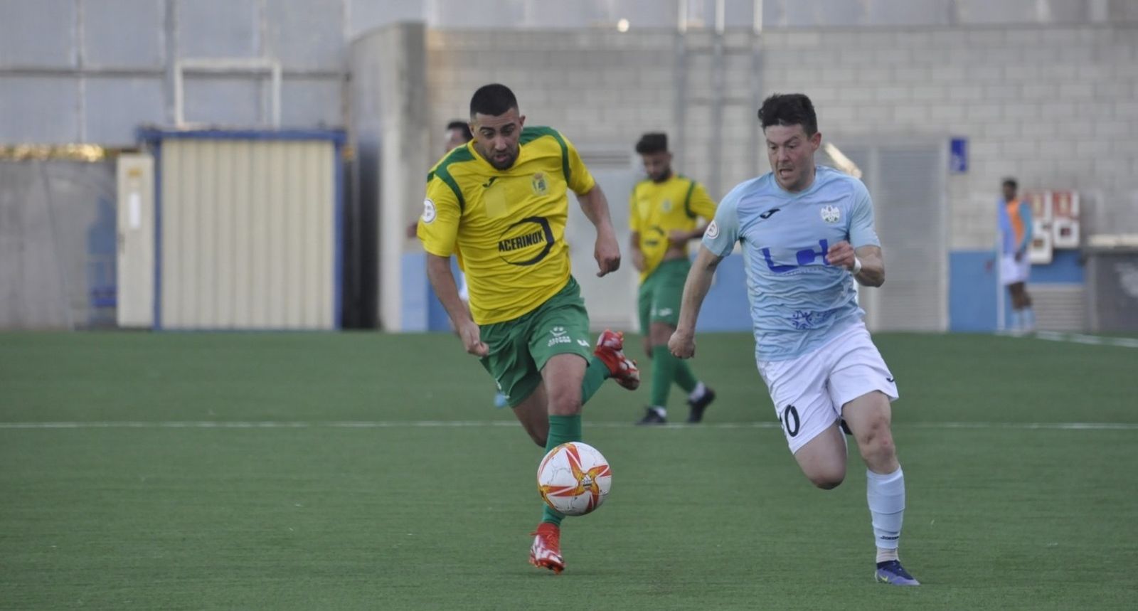 Iván Henares es perseguido por un jugador de Los Barrios.